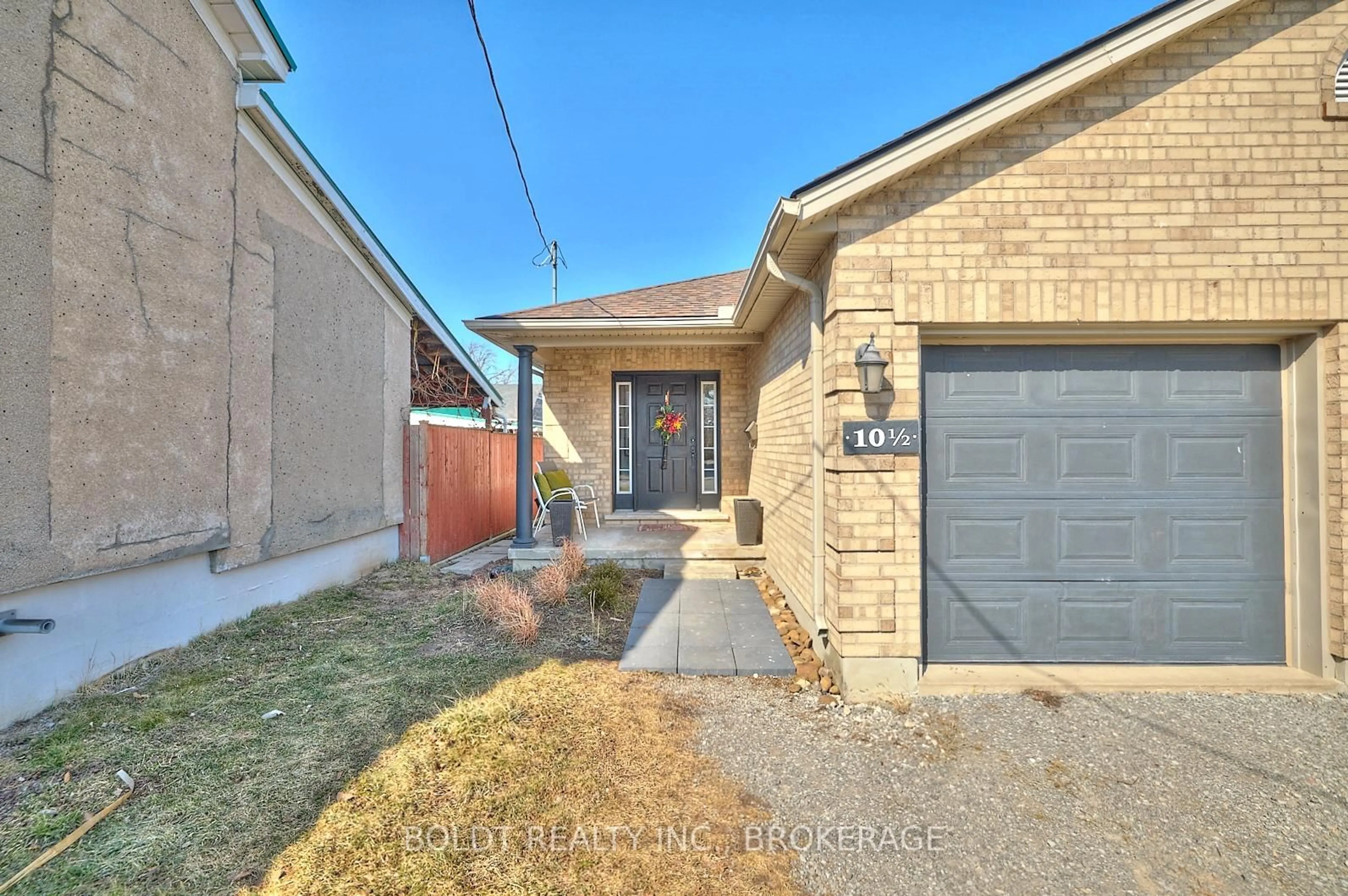 Home with brick exterior material, street for 10 1/2 Metcalfe St, Thorold Ontario L2V 2Z5