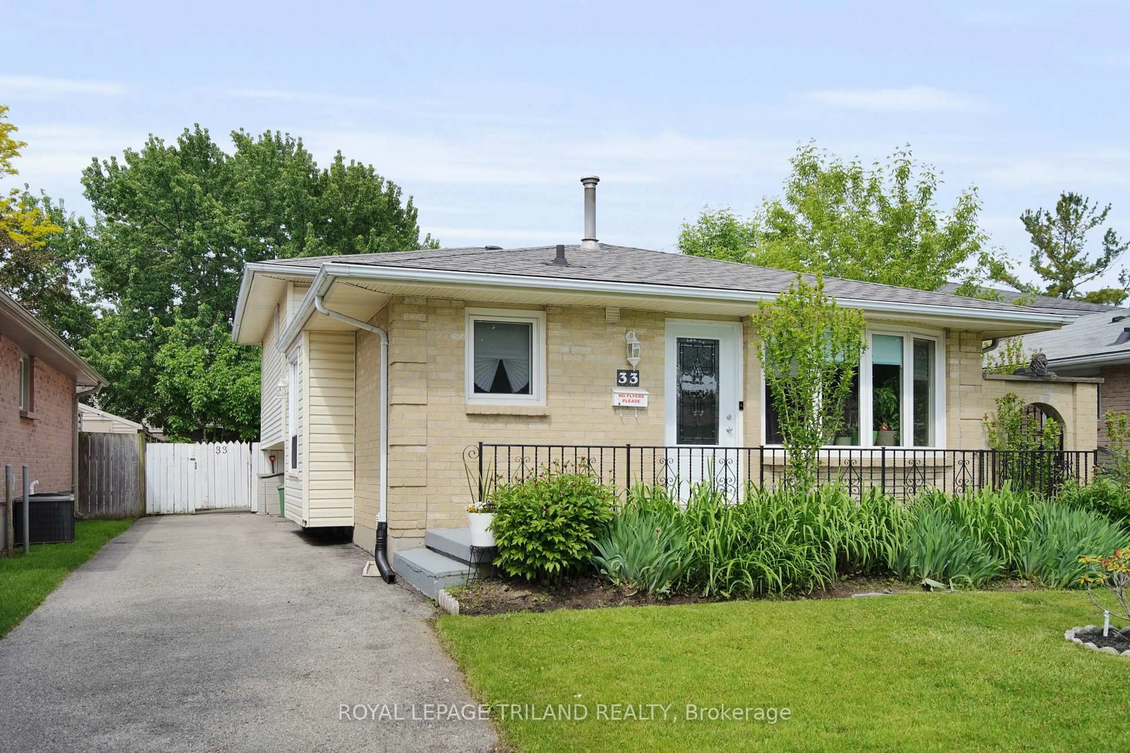 Home with vinyl exterior material, street for 33 Edmunds Cres, London South Ontario N5Z 4J1