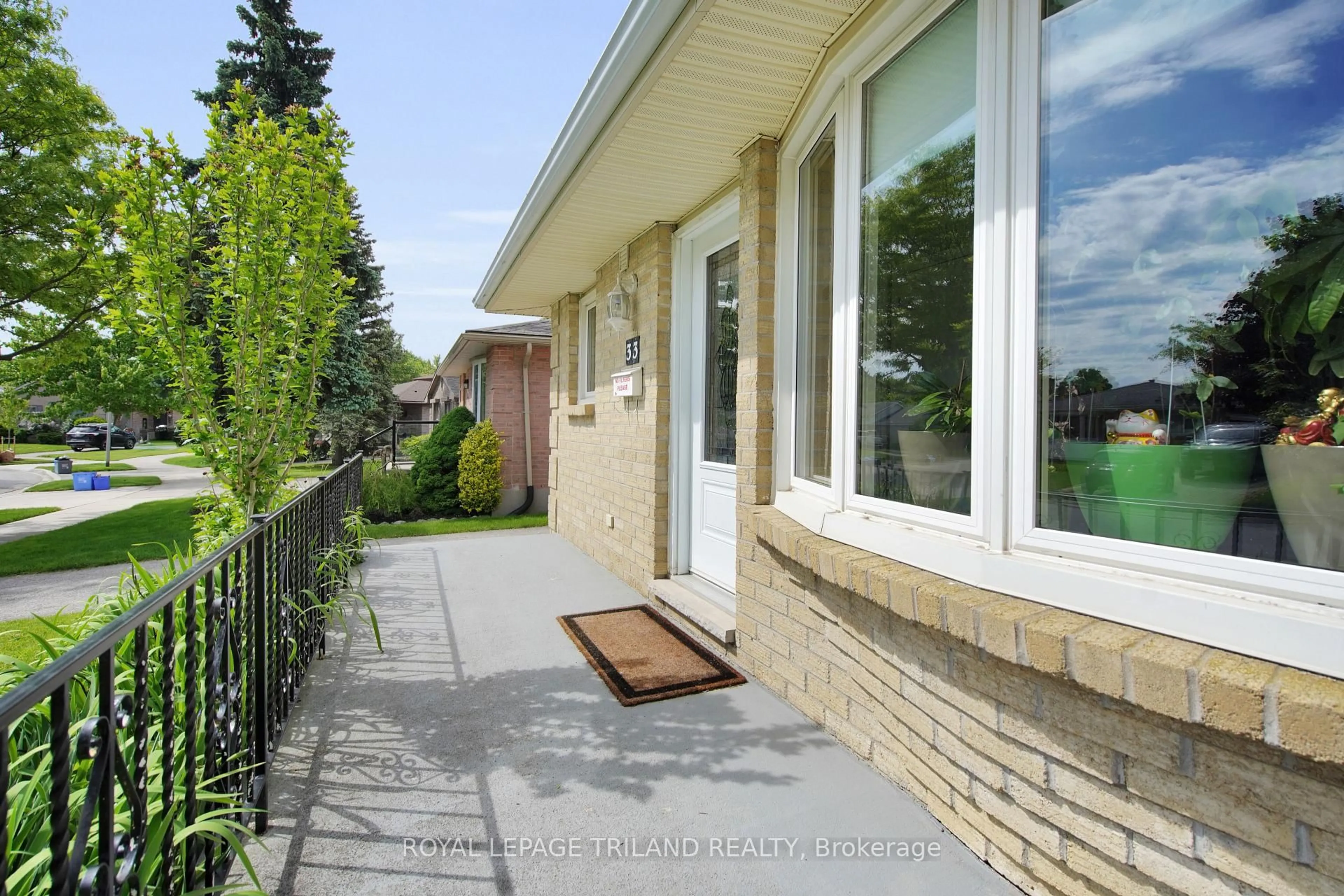 Patio, street for 33 Edmunds Cres, London South Ontario N5Z 4J1