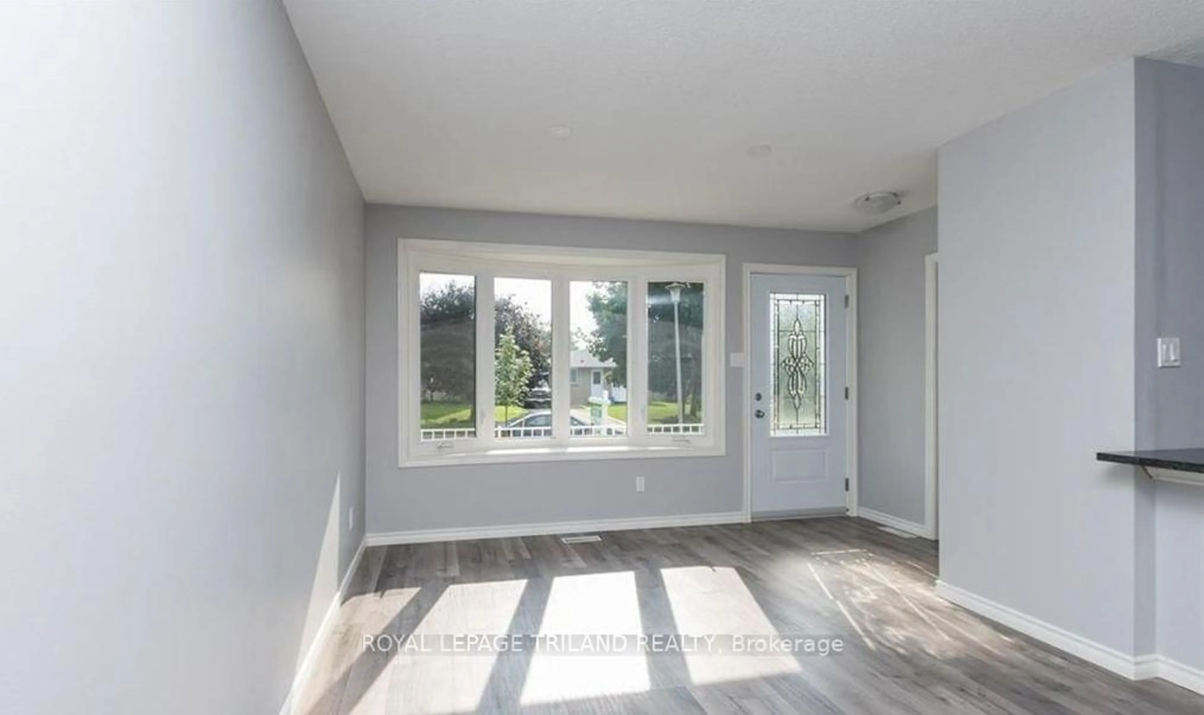 Indoor entryway for 33 Edmunds Cres, London South Ontario N5Z 4J1
