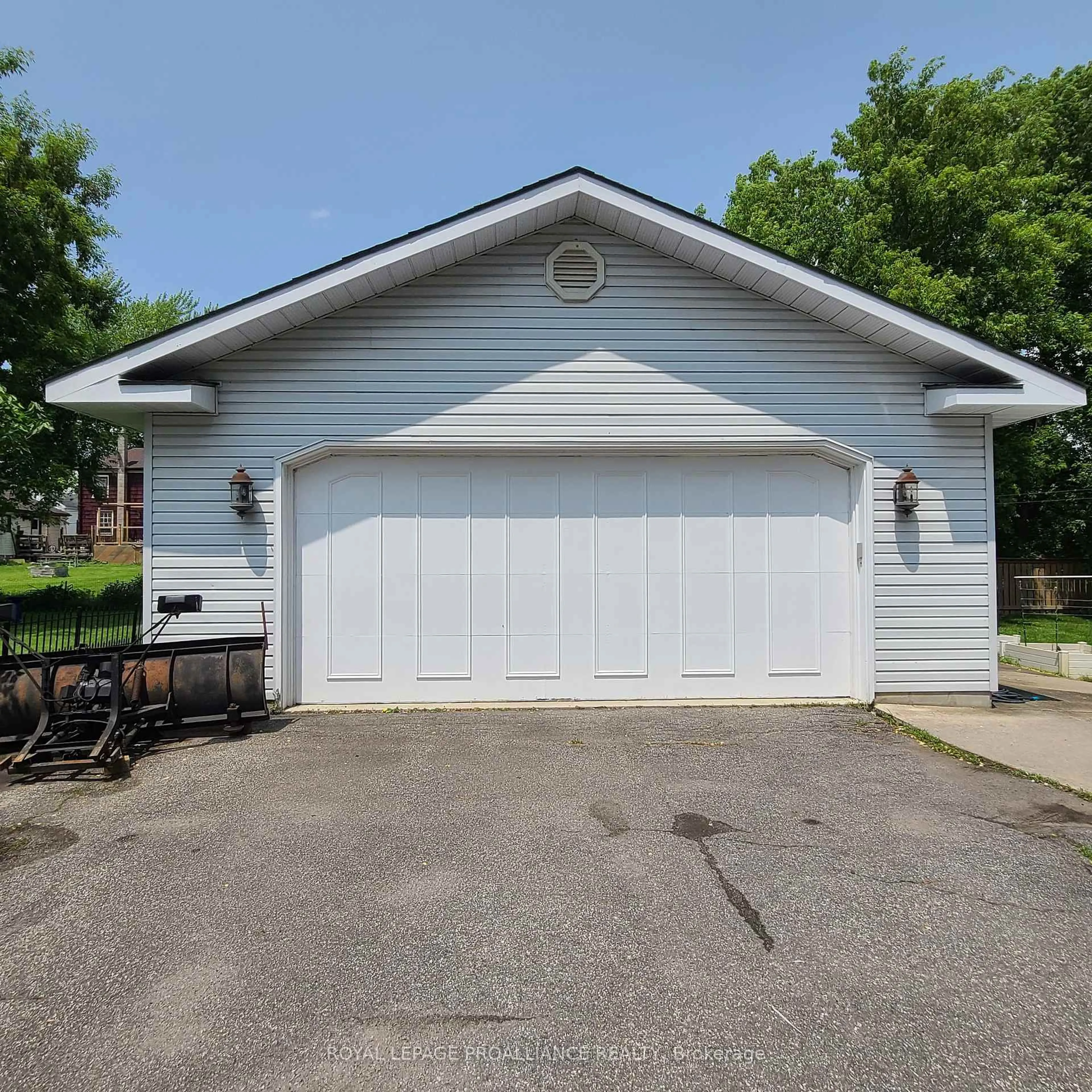 Indoor garage for 634 Henry St, Prescott Ontario K0E 1T0