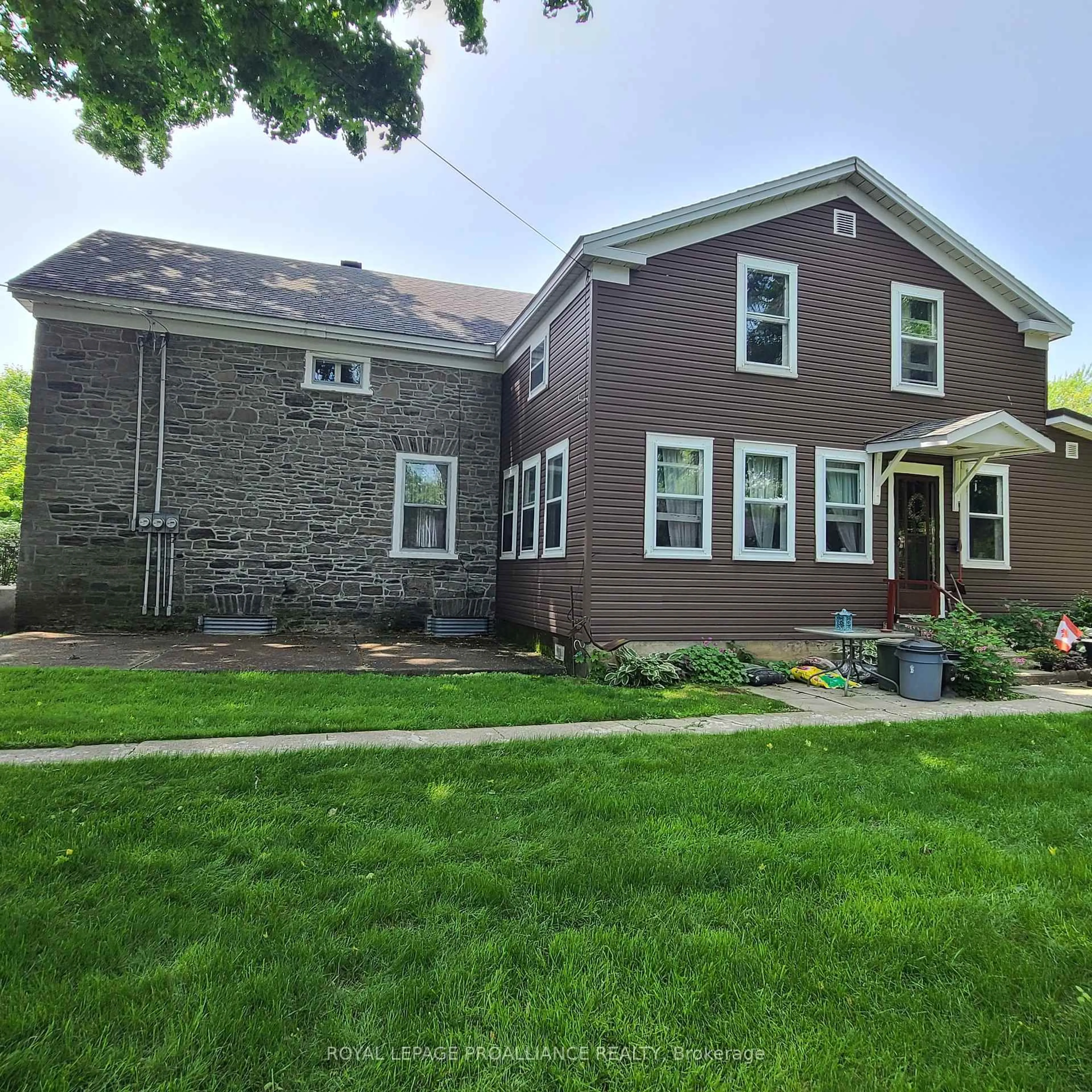 Home with brick exterior material, building for 634 Henry St, Prescott Ontario K0E 1T0