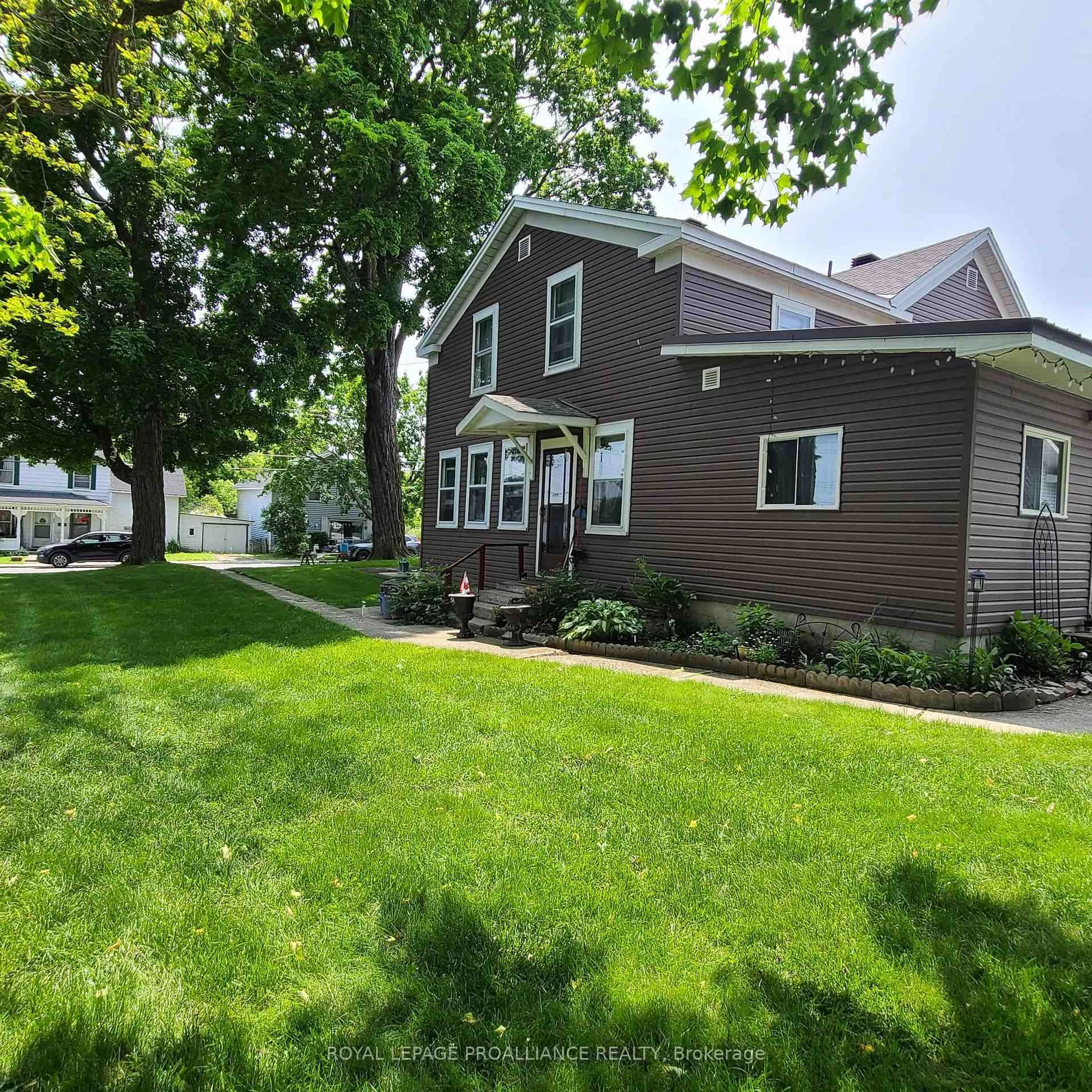 Home with vinyl exterior material, street for 634 Henry St, Prescott Ontario K0E 1T0