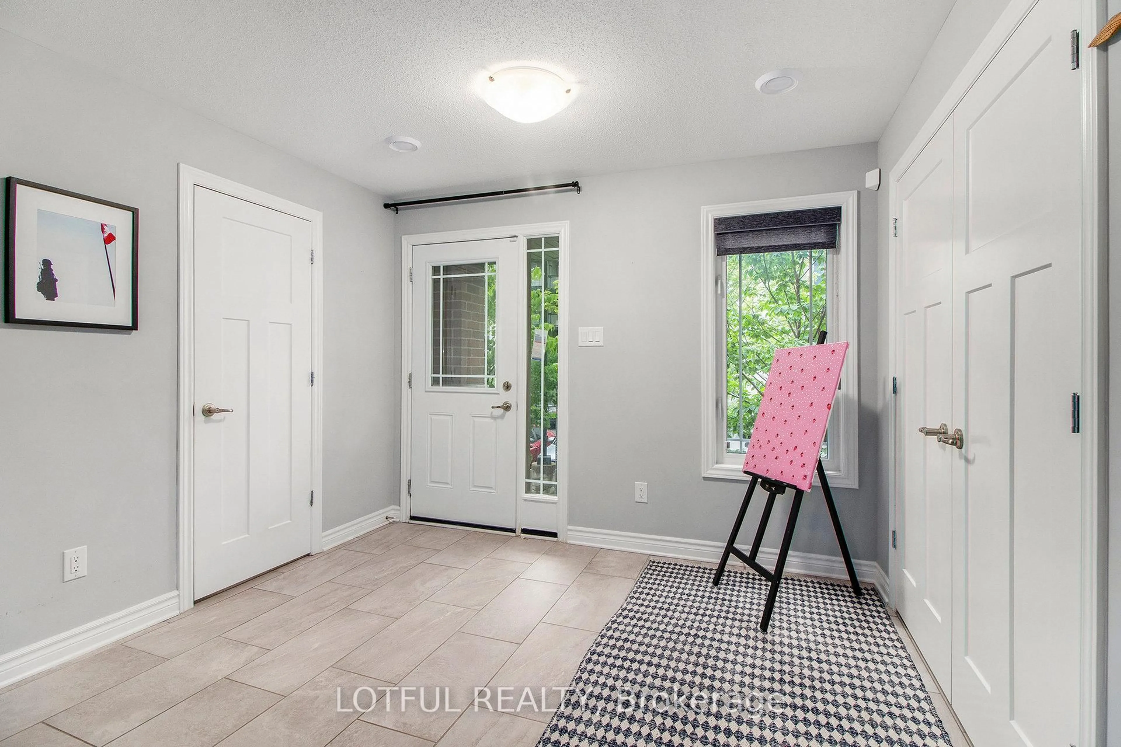 Indoor entryway for 122 Matador Private N/A, Ottawa Ontario K1K 2V7