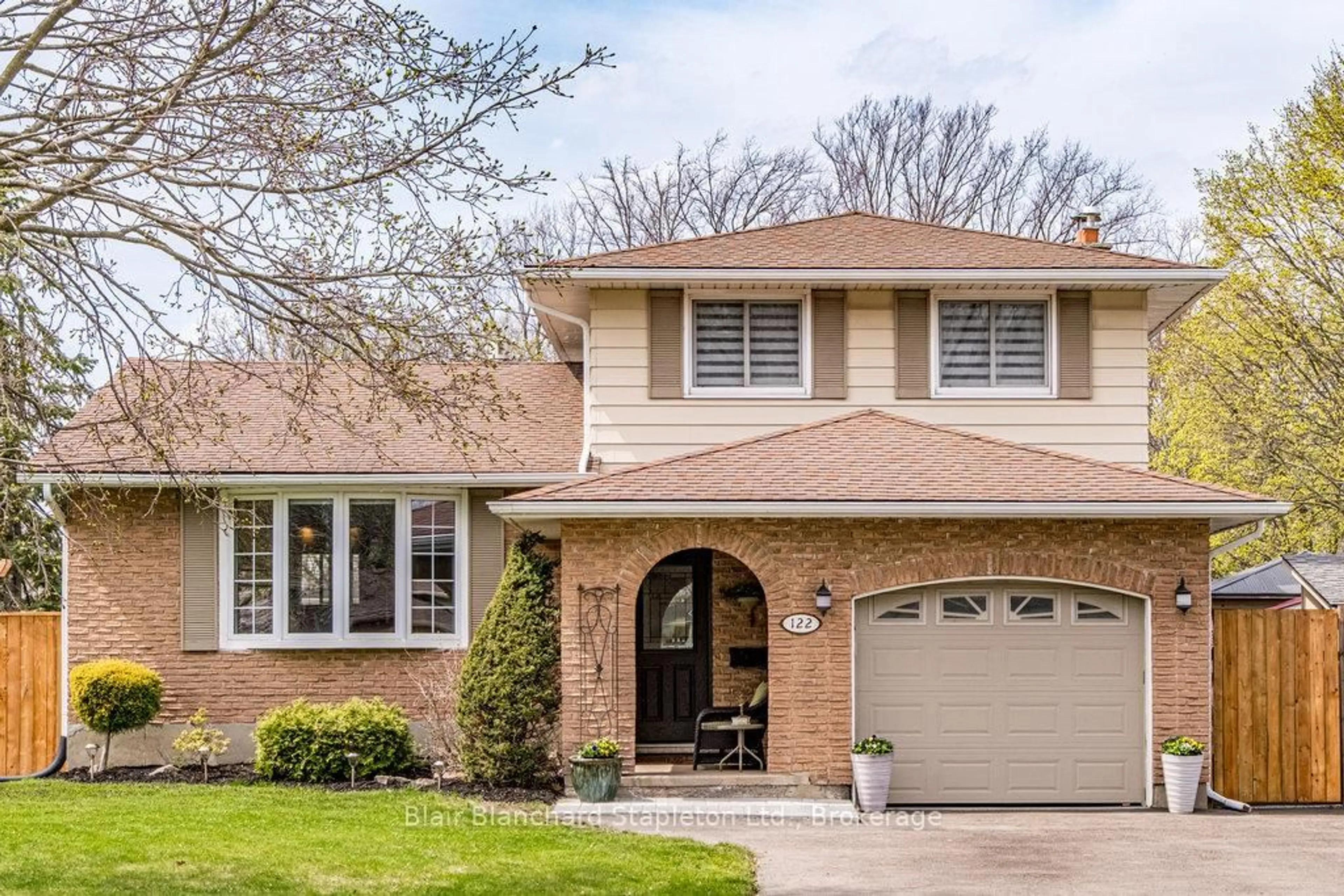 Home with brick exterior material, street for 122 Rolling Acres Dr, Welland Ontario L3C 3N7
