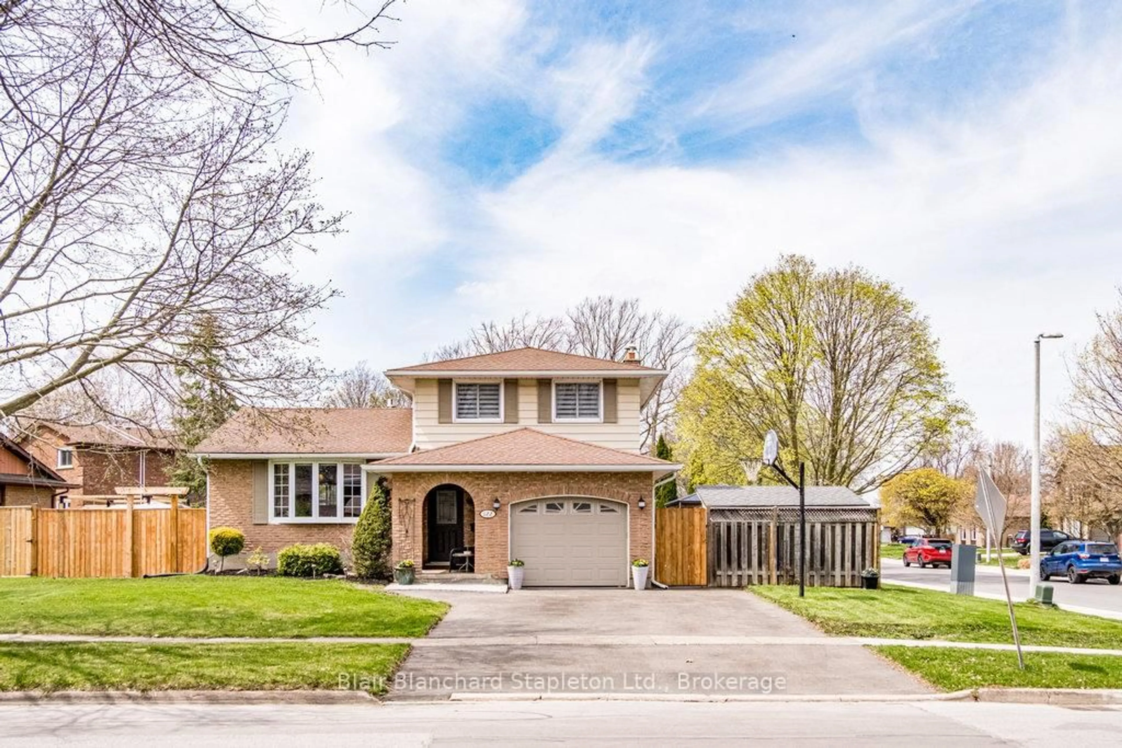 Home with brick exterior material, street for 122 Rolling Acres Dr, Welland Ontario L3C 3N7