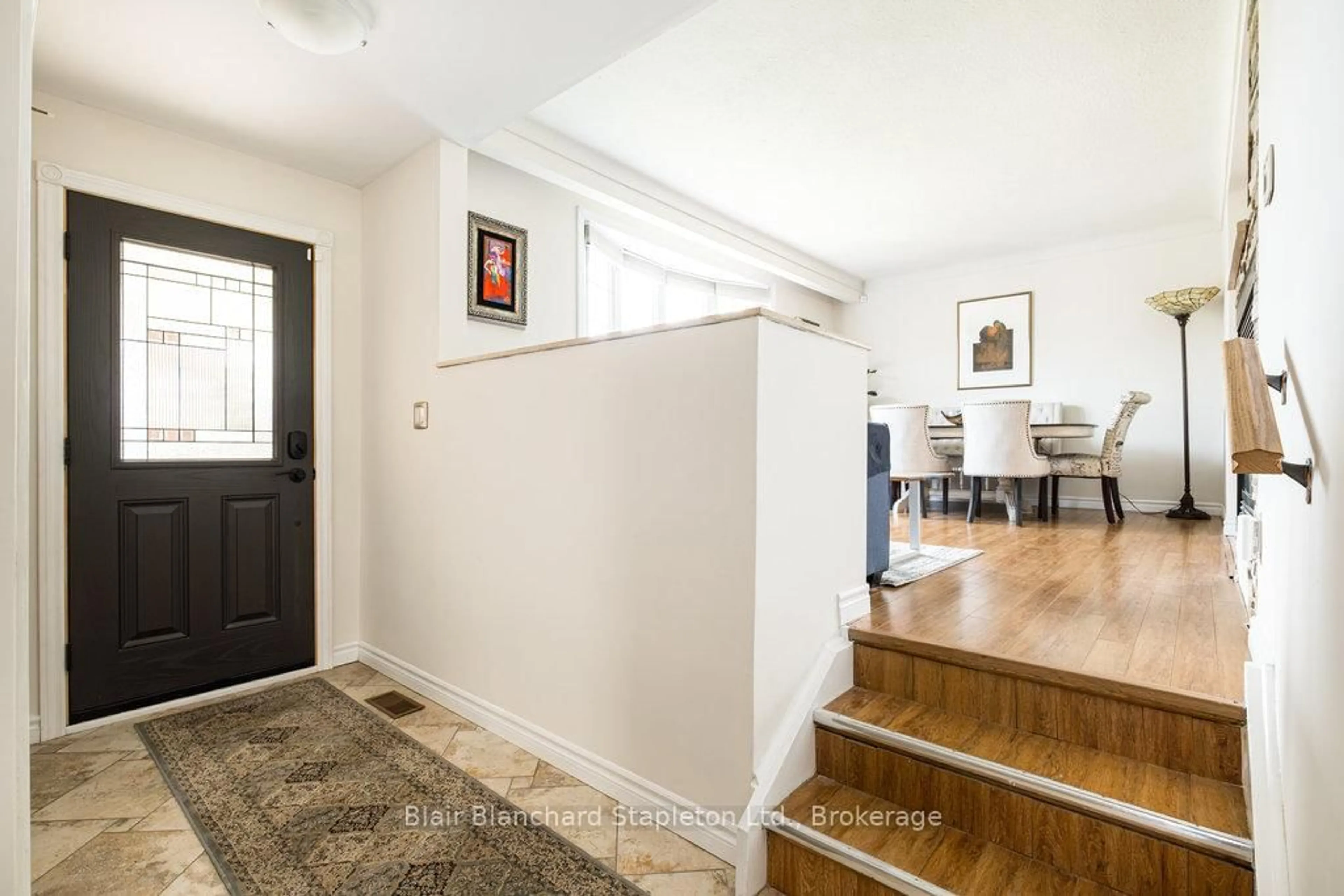 Indoor entryway for 122 Rolling Acres Dr, Welland Ontario L3C 3N7