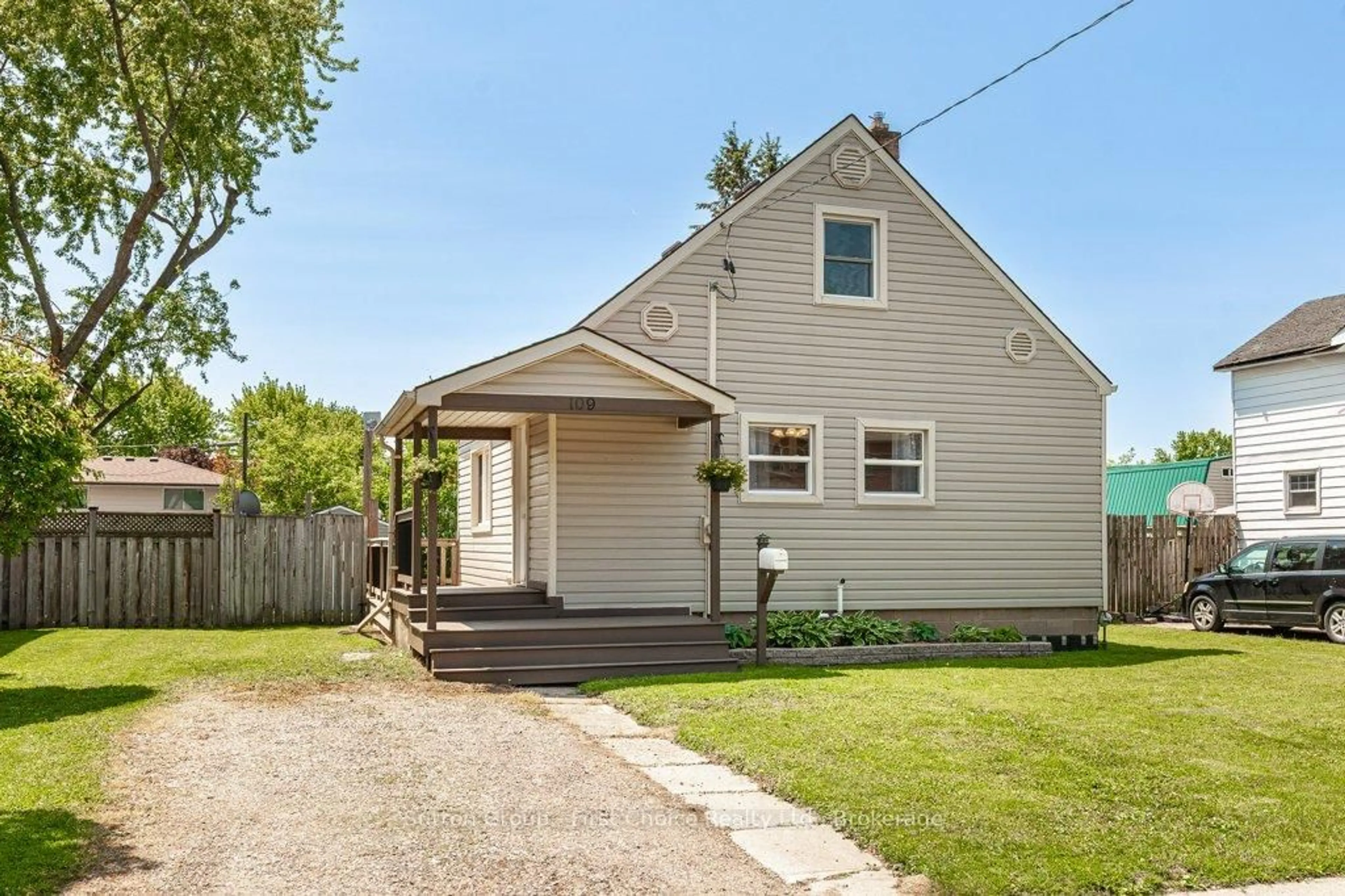 Home with vinyl exterior material, street for 109 Norfolk St, Stratford Ontario N5A 3Y7