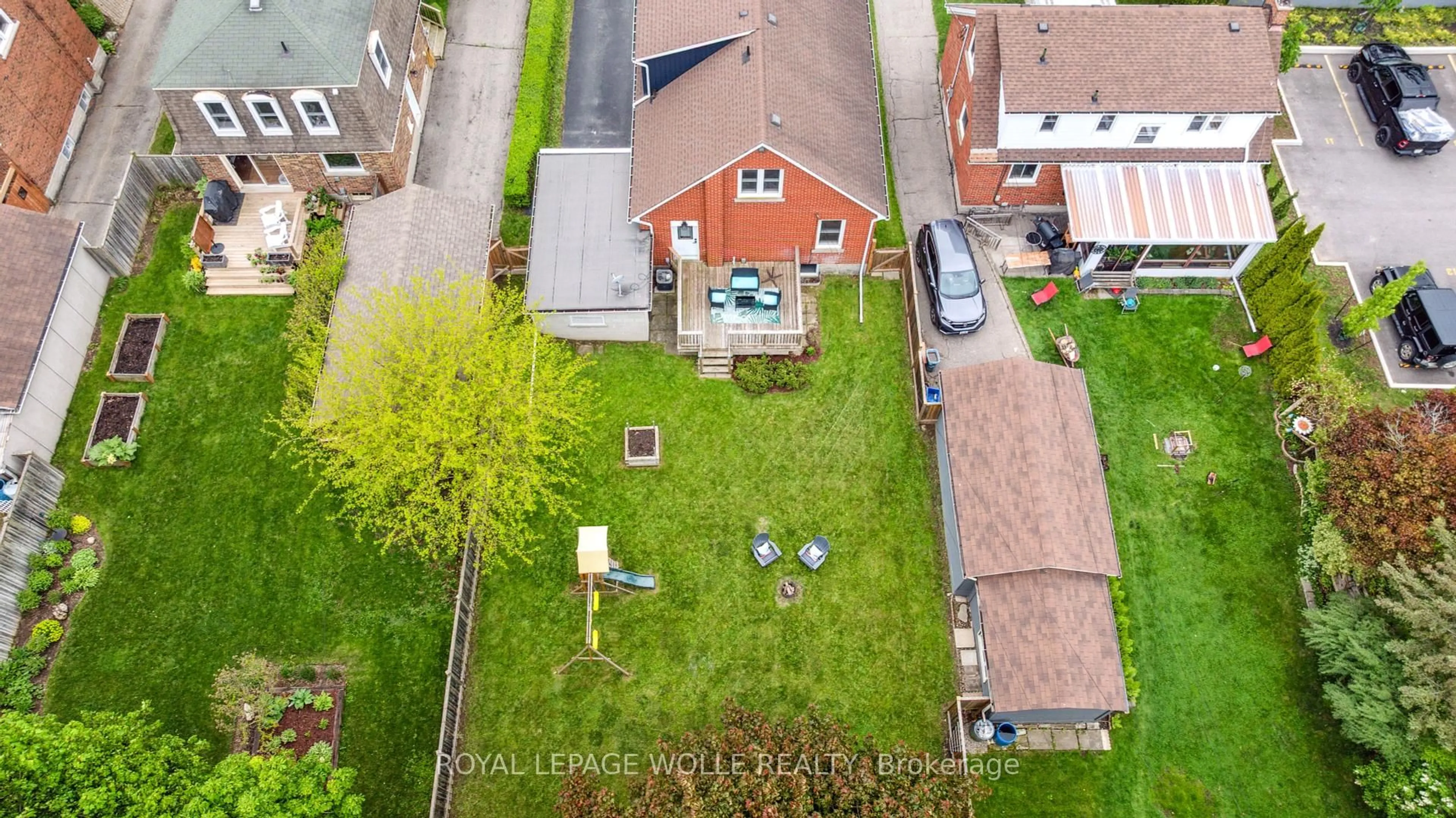 A pic from outside/outdoor area/front of a property/back of a property/a pic from drone, street for 158 Lucan Ave, Waterloo Ontario N2J 1W7