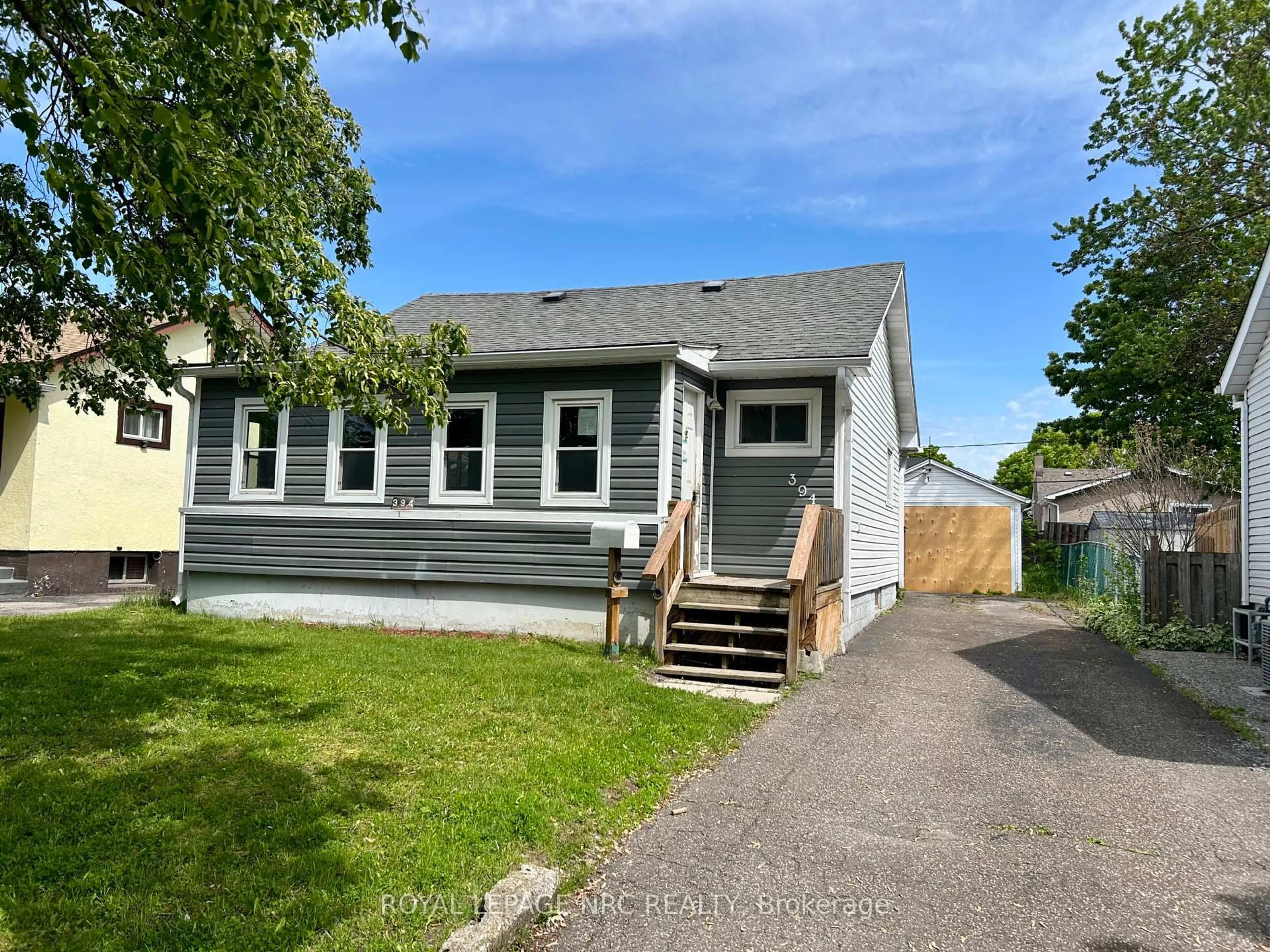 Home with vinyl exterior material, street for 394 Fleet St, Welland Ontario L3B 4X5