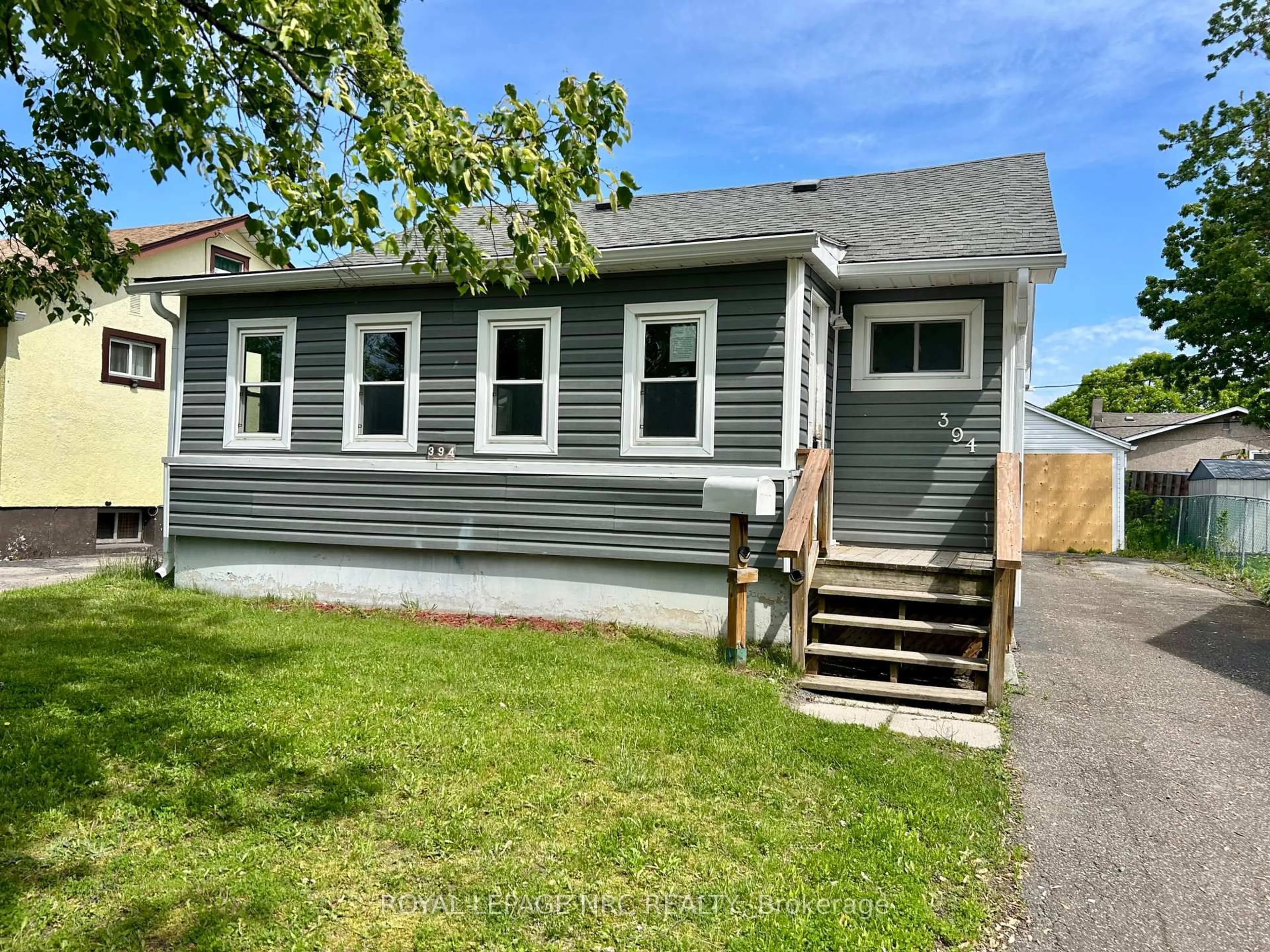Home with vinyl exterior material, street for 394 Fleet St, Welland Ontario L3B 4X5