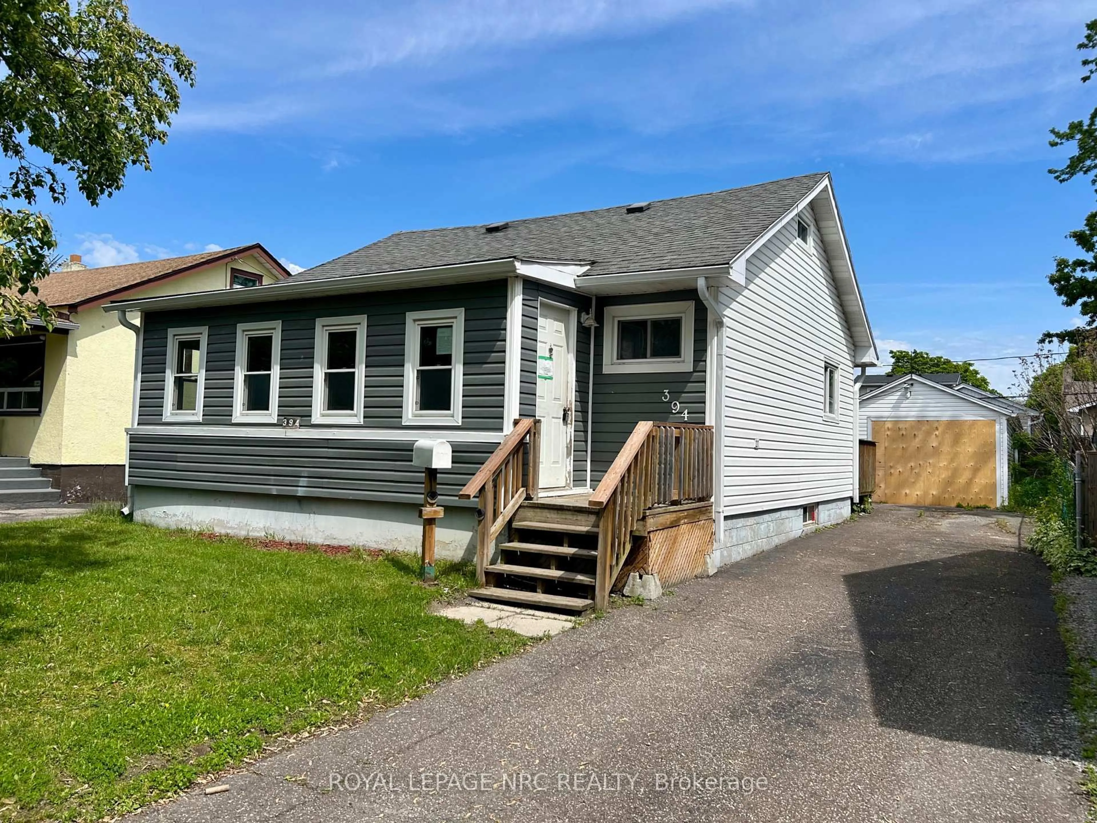 Home with vinyl exterior material, street for 394 Fleet St, Welland Ontario L3B 4X5
