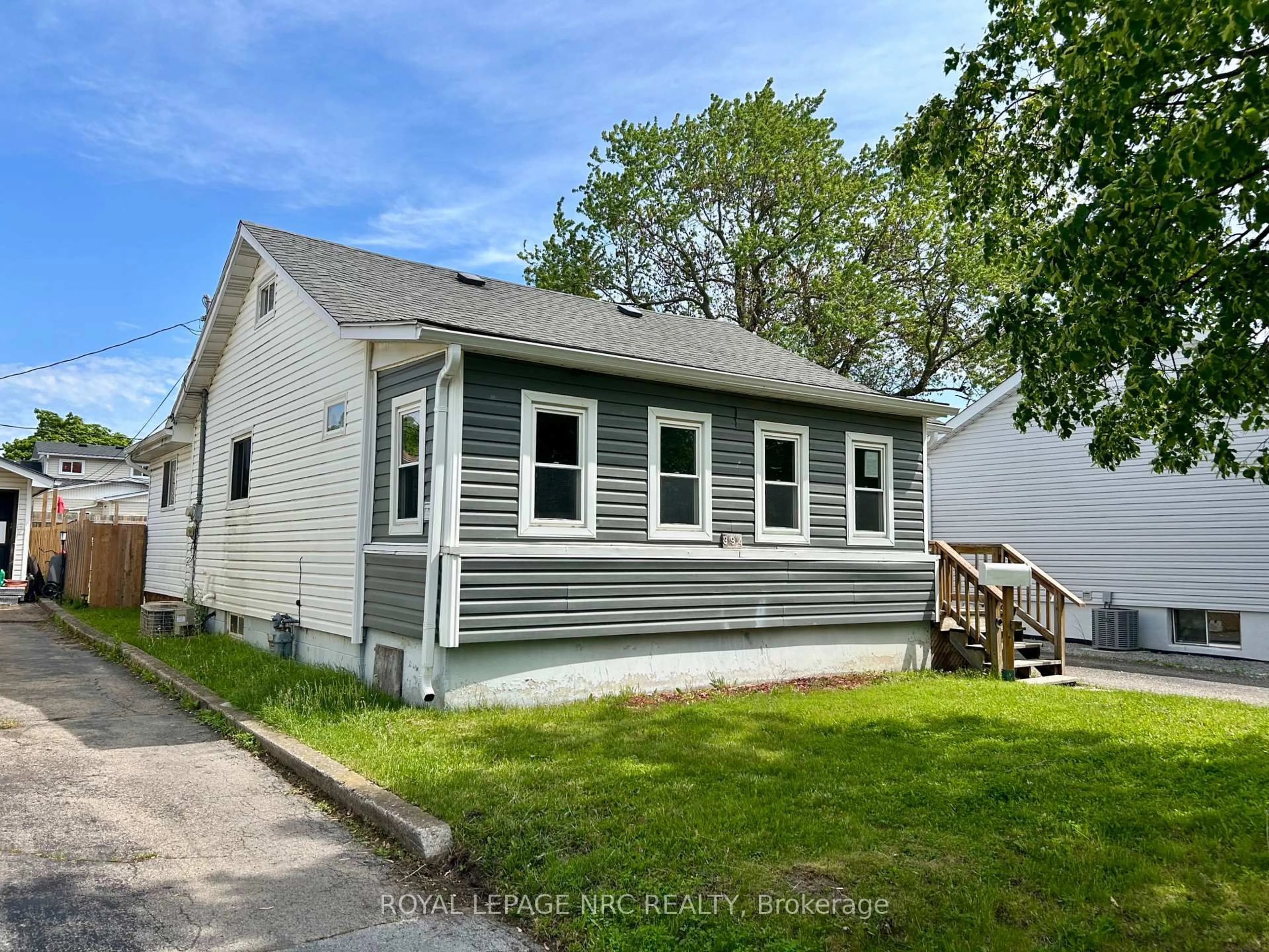 Home with vinyl exterior material, street for 394 Fleet St, Welland Ontario L3B 4X5