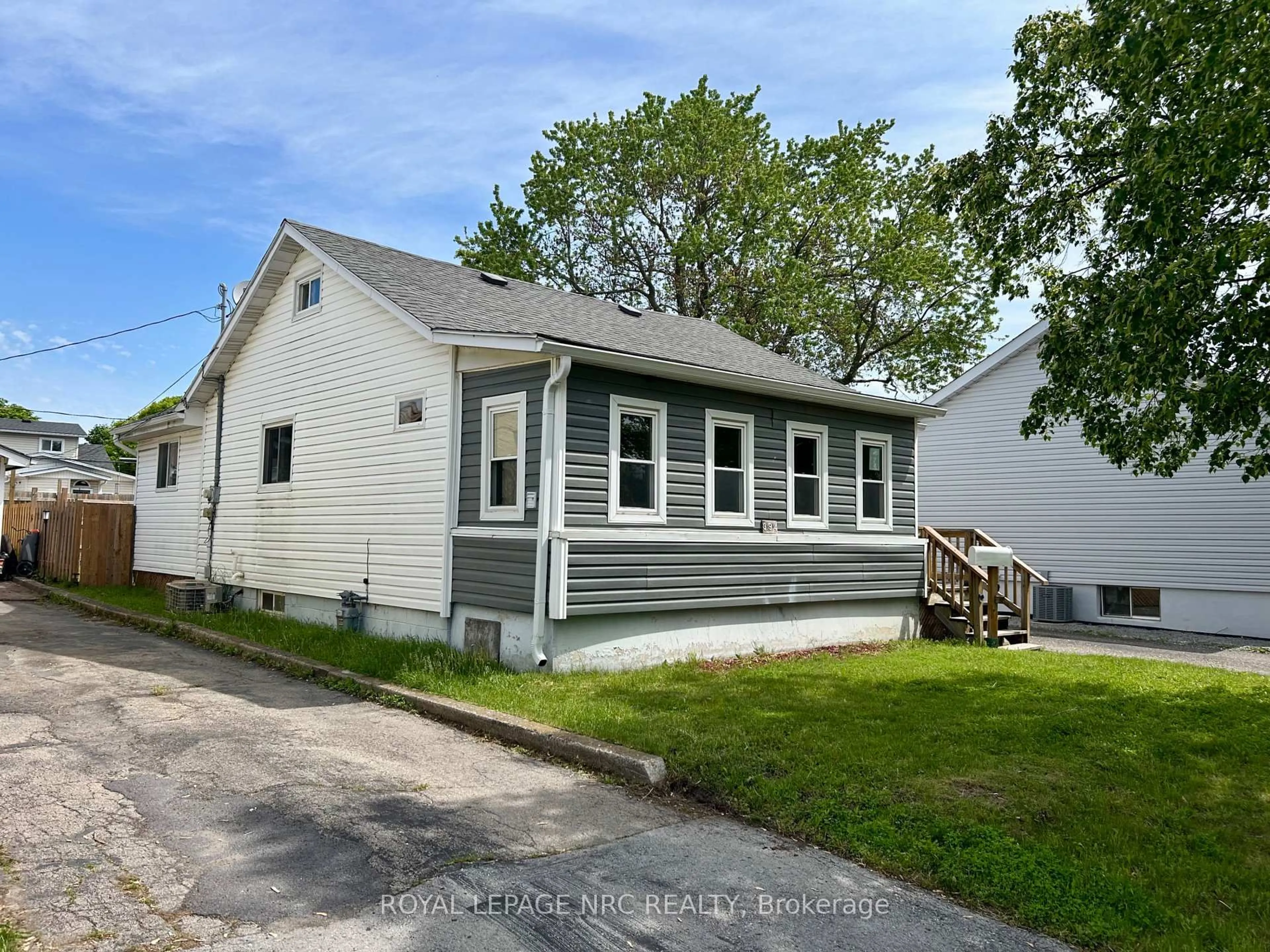 Home with vinyl exterior material, street for 394 Fleet St, Welland Ontario L3B 4X5