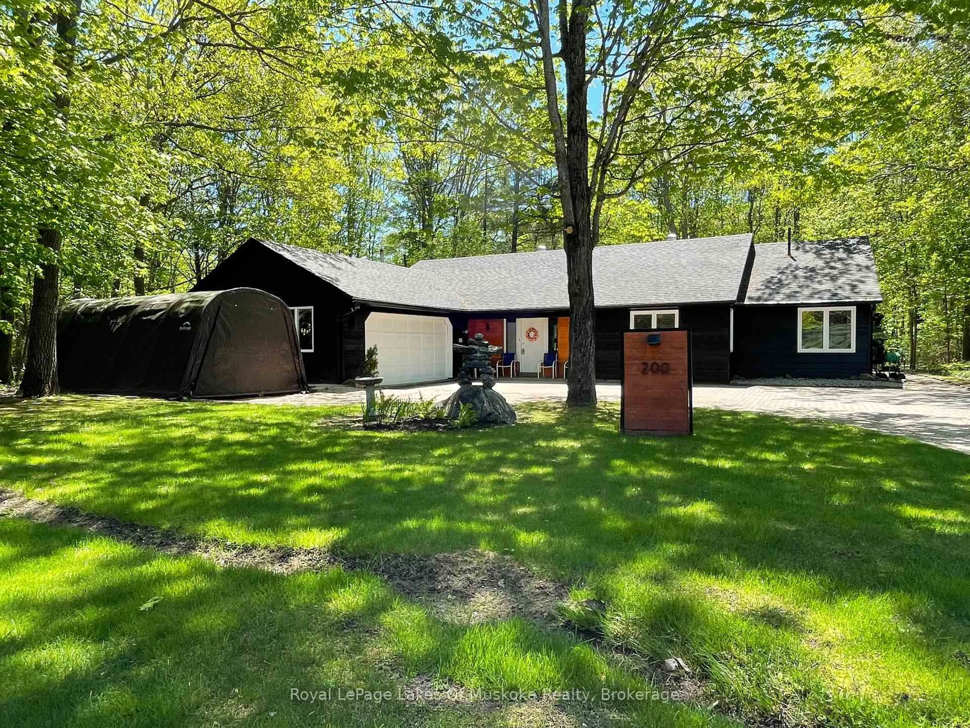 A pic from outside/outdoor area/front of a property/back of a property/a pic from drone, unknown for 200 Tiffany Tr, Gravenhurst Ontario P1P 1A6