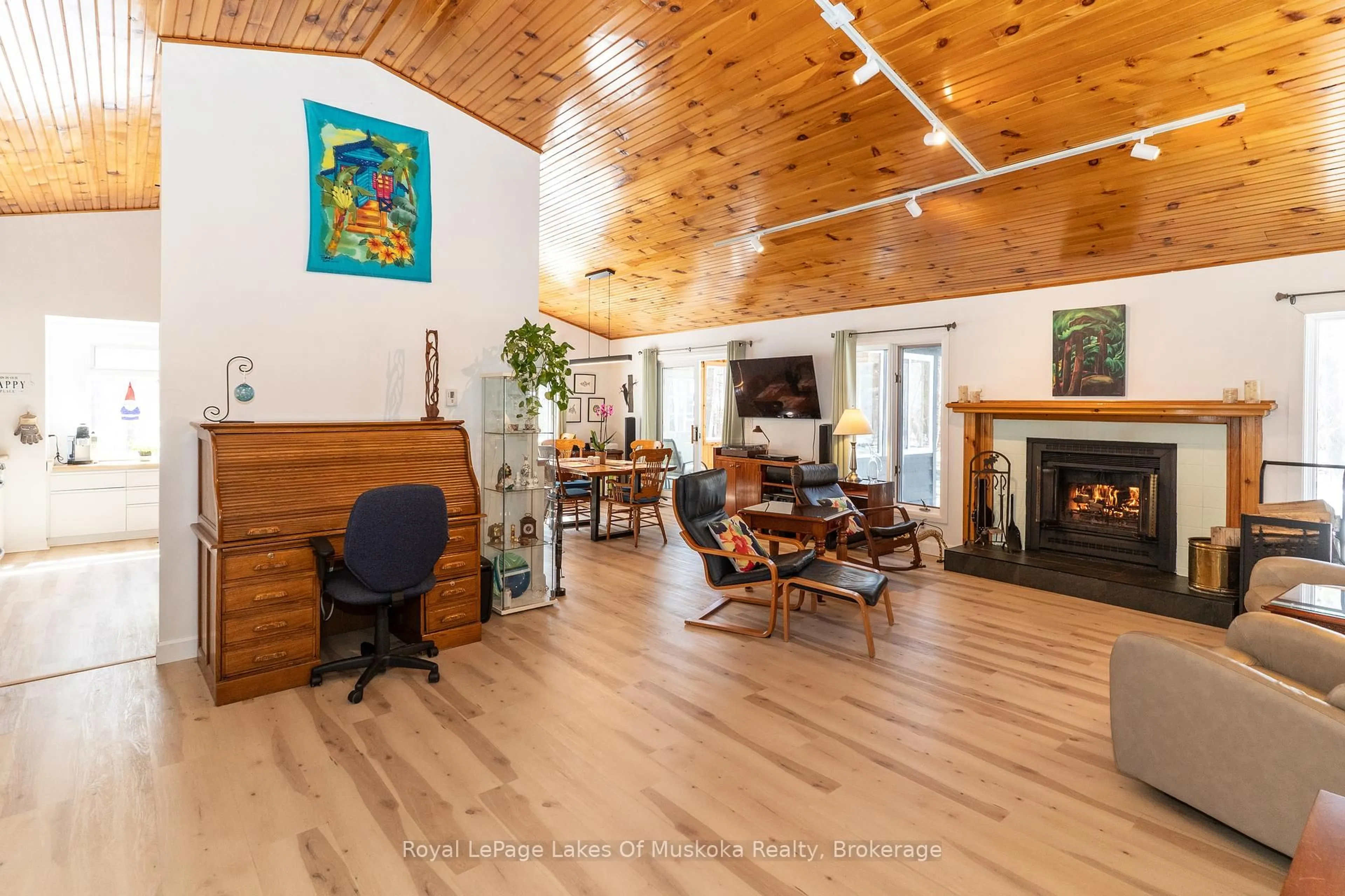 Indoor foyer for 200 Tiffany Tr, Gravenhurst Ontario P1P 1A6