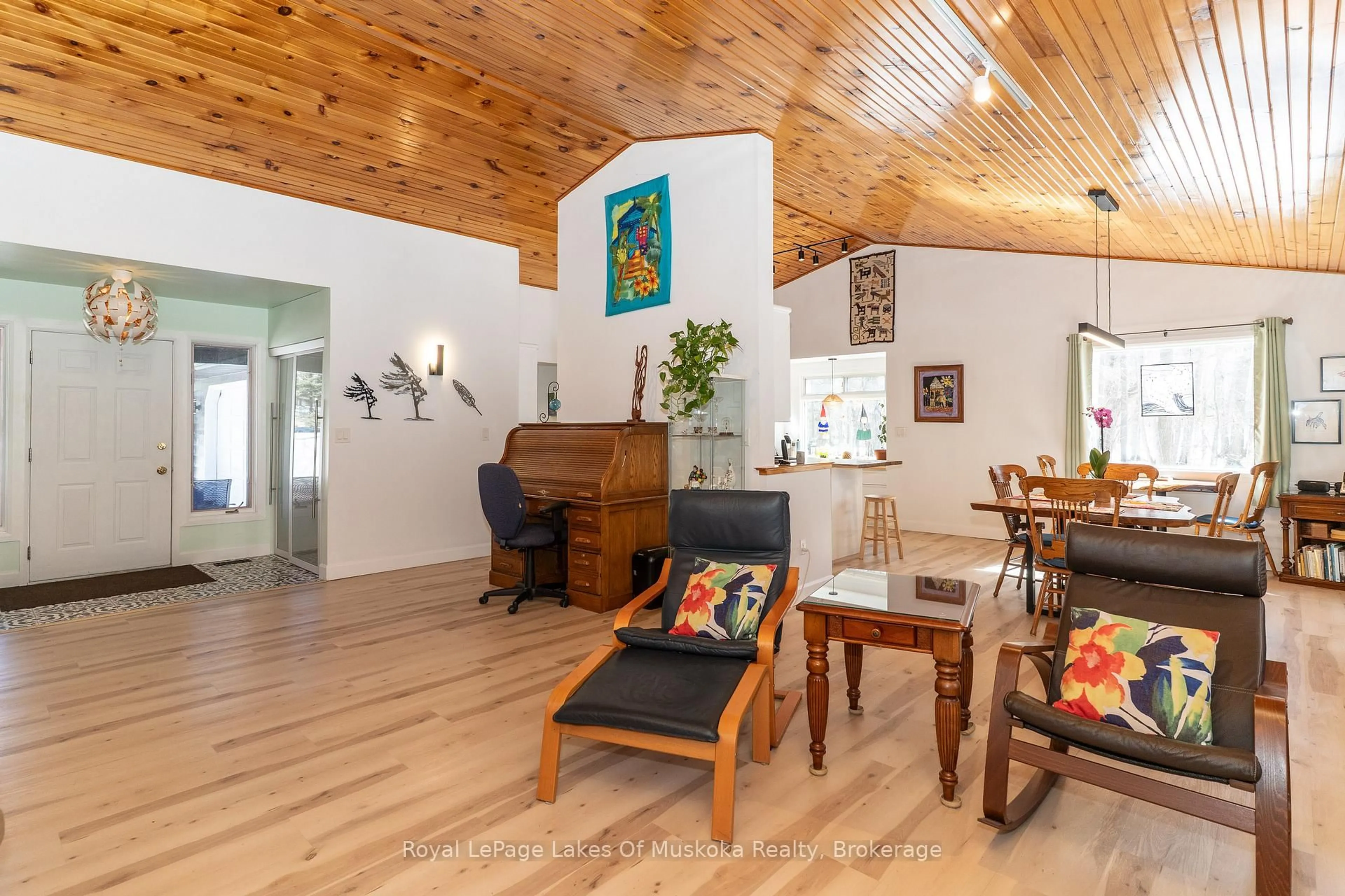 Living room with furniture, wood/laminate floor for 200 Tiffany Tr, Gravenhurst Ontario P1P 1A6