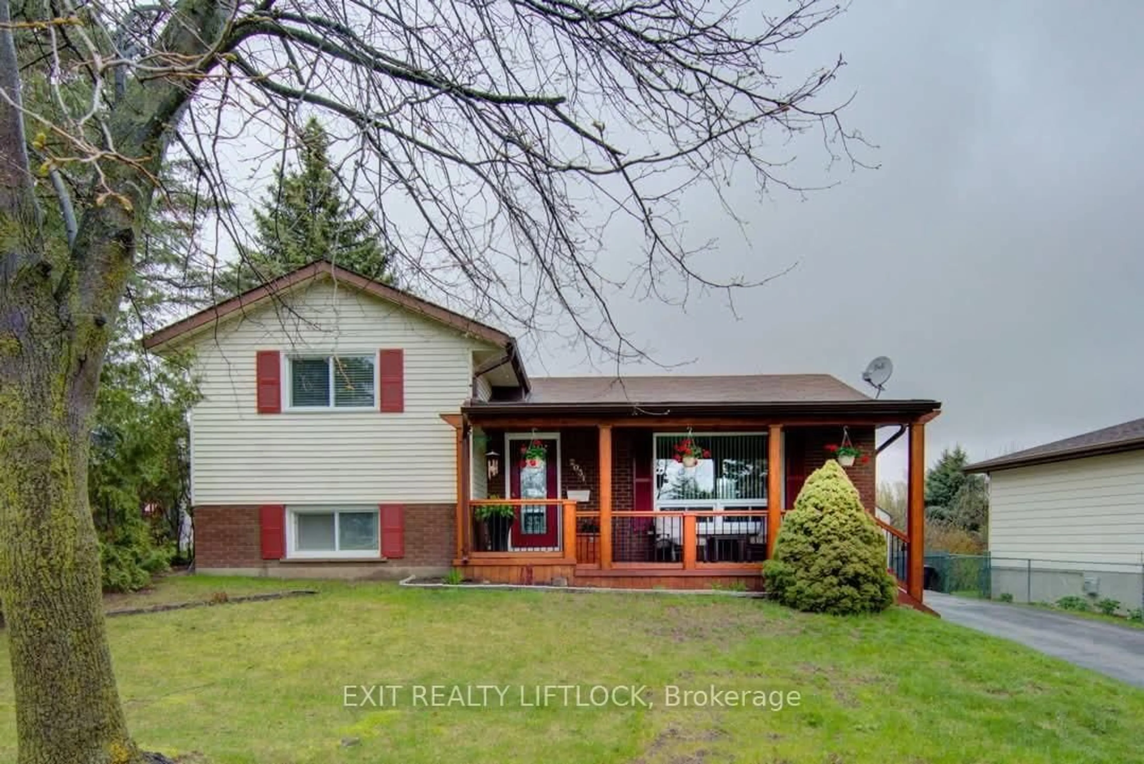 Home with vinyl exterior material, street for 2031 Moncrief Rd, Peterborough West Ontario K9K 1B2