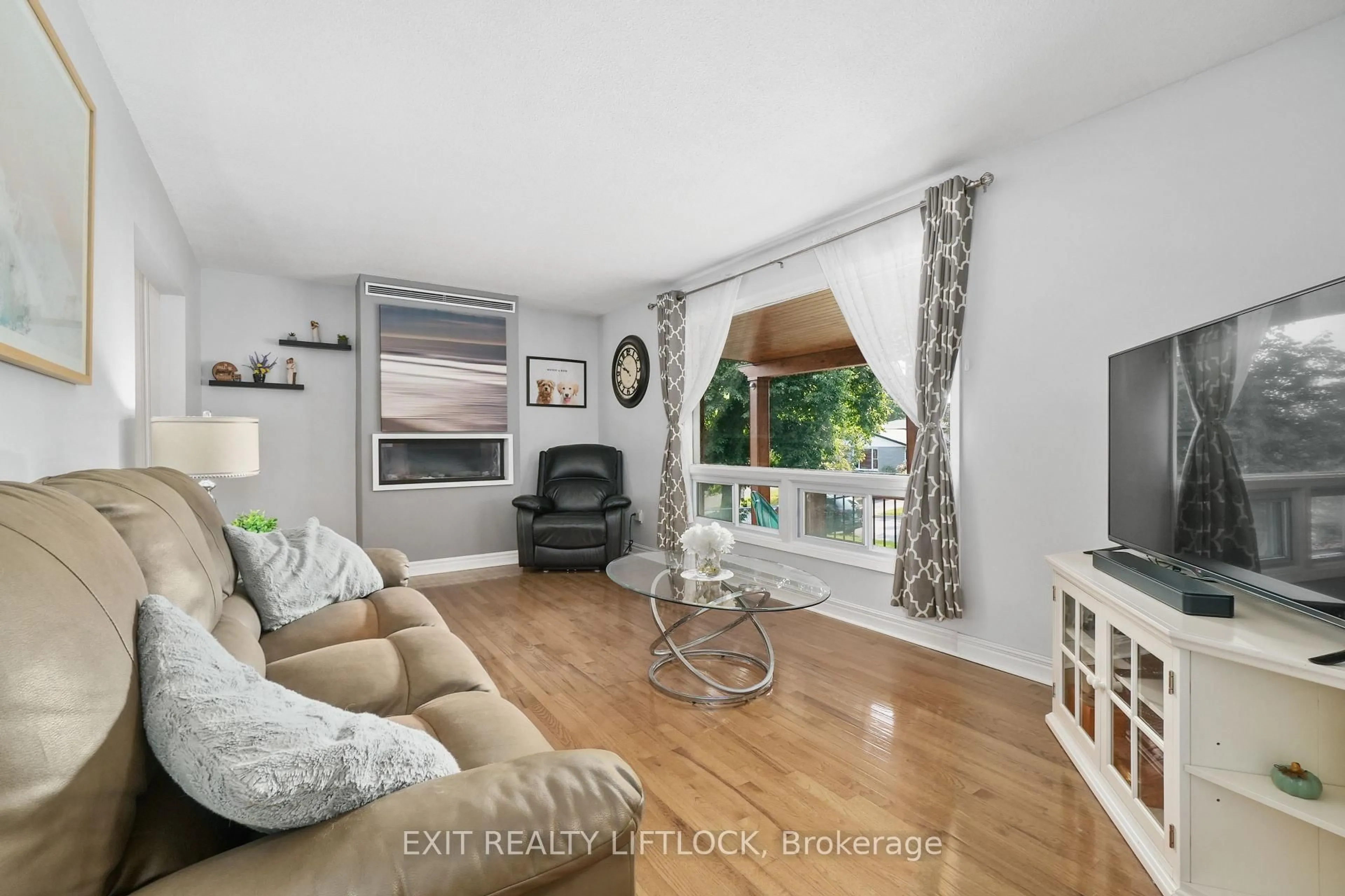 Living room with furniture, unknown for 2031 Moncrief Rd, Peterborough West Ontario K9K 1B2
