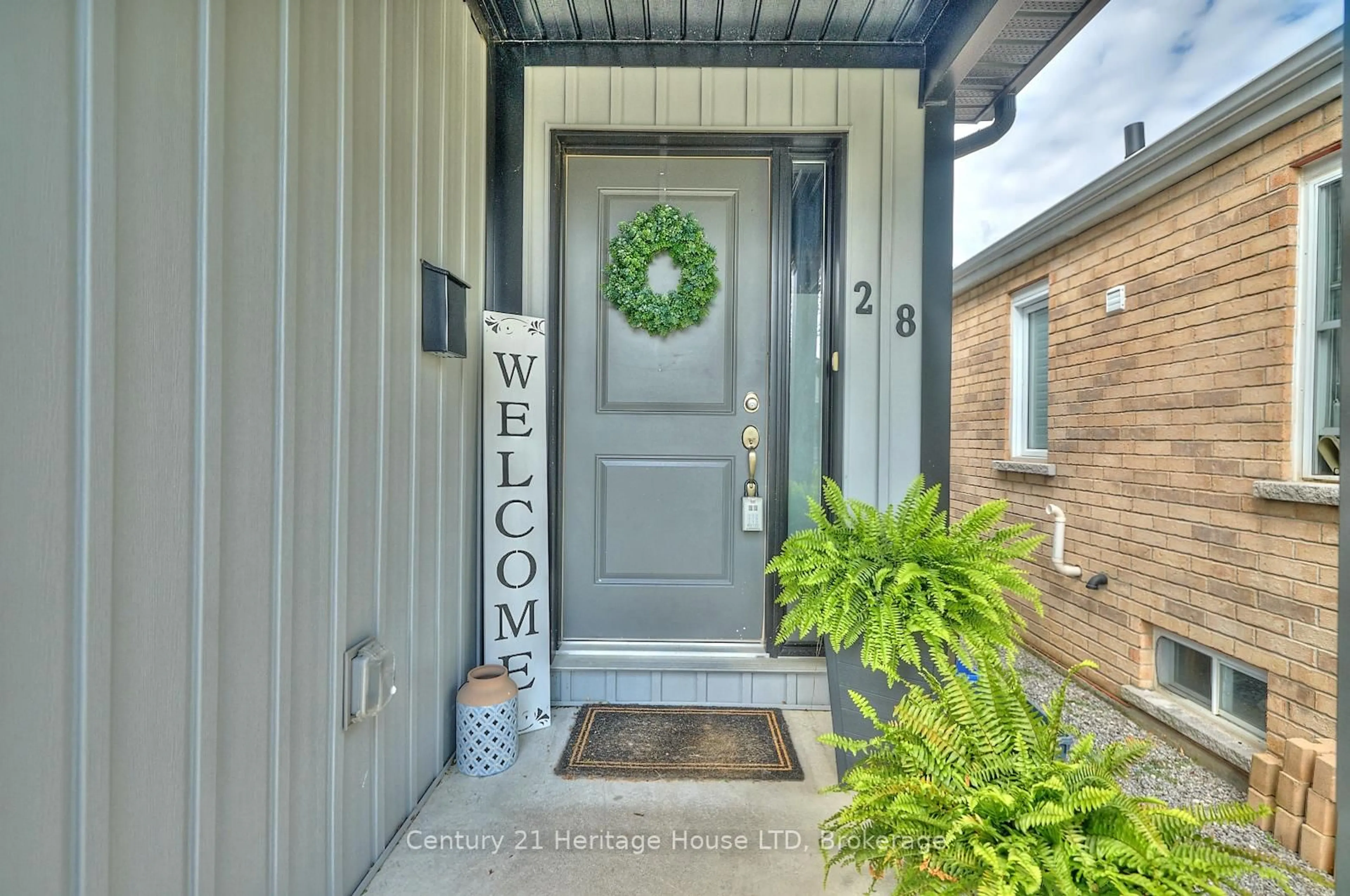 Indoor entryway for 28 Churchill St, St. Catharines Ontario L2S 2P2