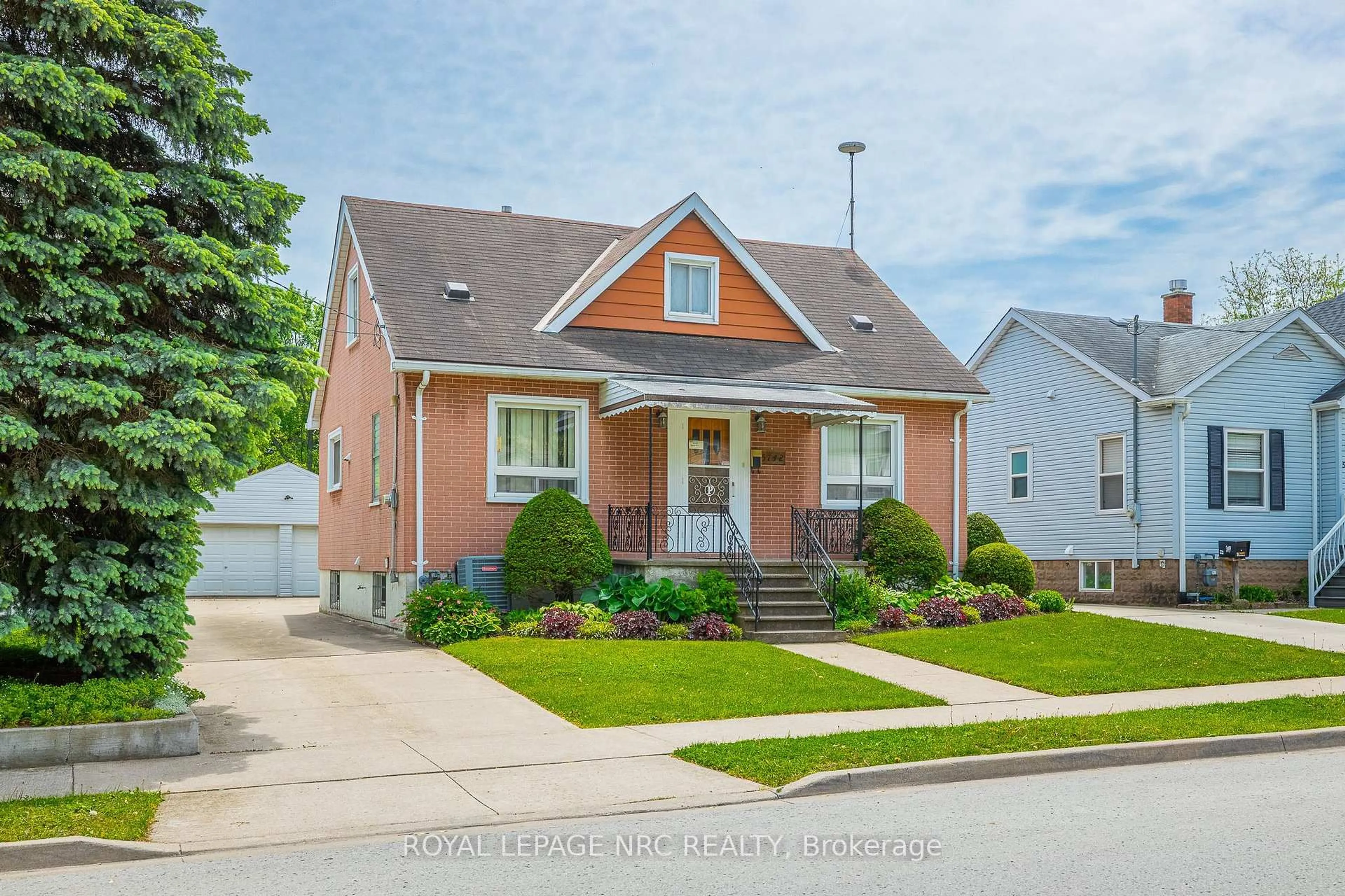Home with brick exterior material, street for 5742 Robinson St, Niagara Falls Ontario L2G 2B2
