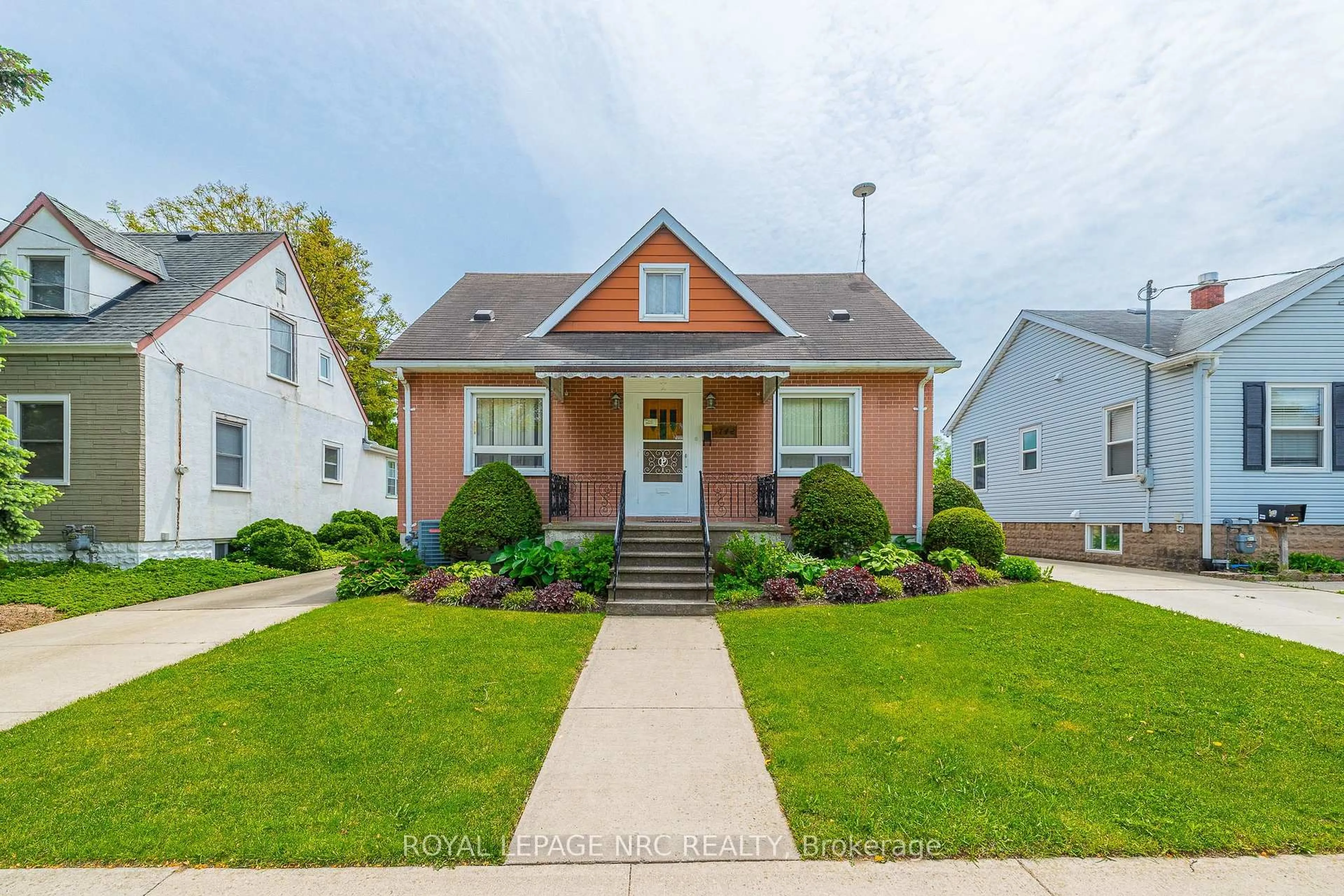 Home with brick exterior material, street for 5742 Robinson St, Niagara Falls Ontario L2G 2B2