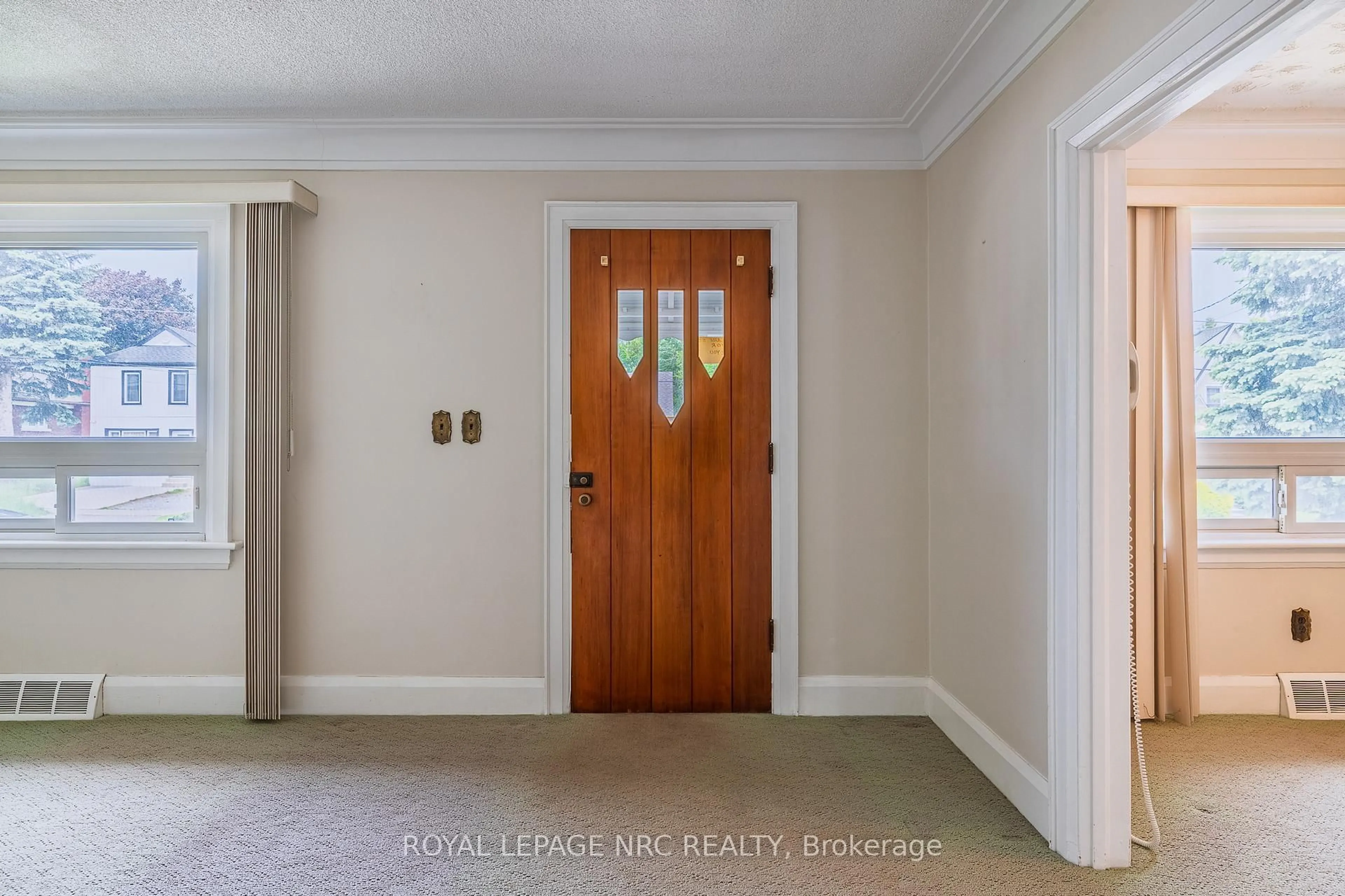 Indoor entryway for 5742 Robinson St, Niagara Falls Ontario L2G 2B2