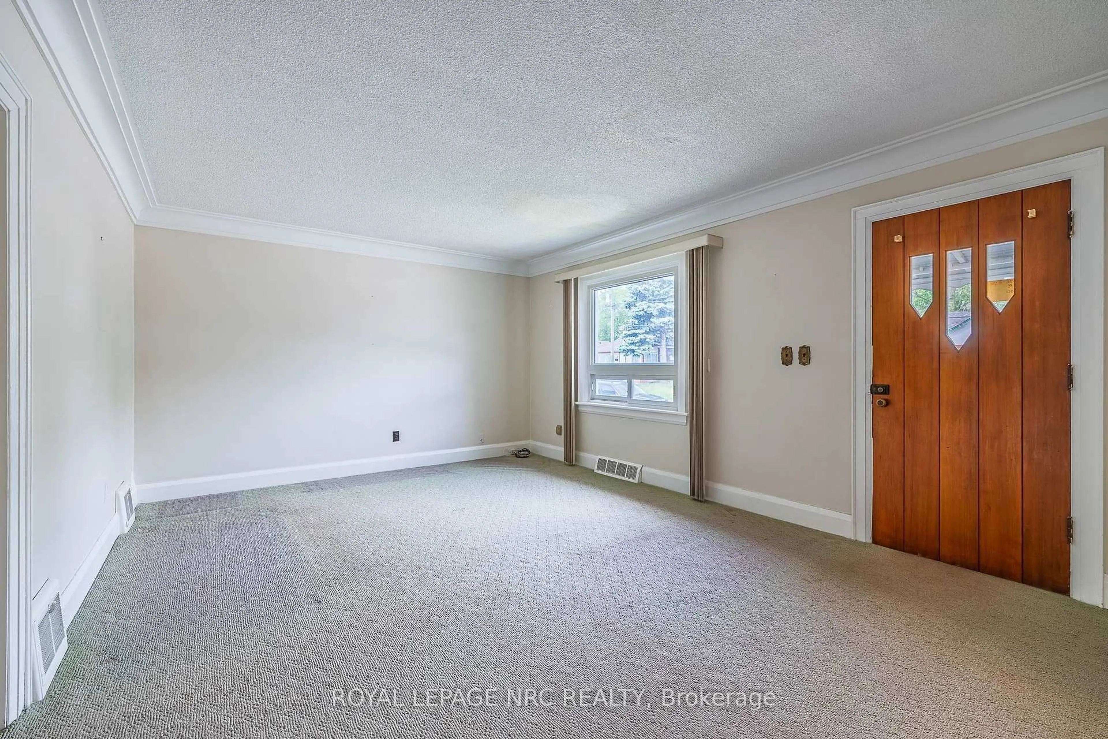 A pic of a room for 5742 Robinson St, Niagara Falls Ontario L2G 2B2