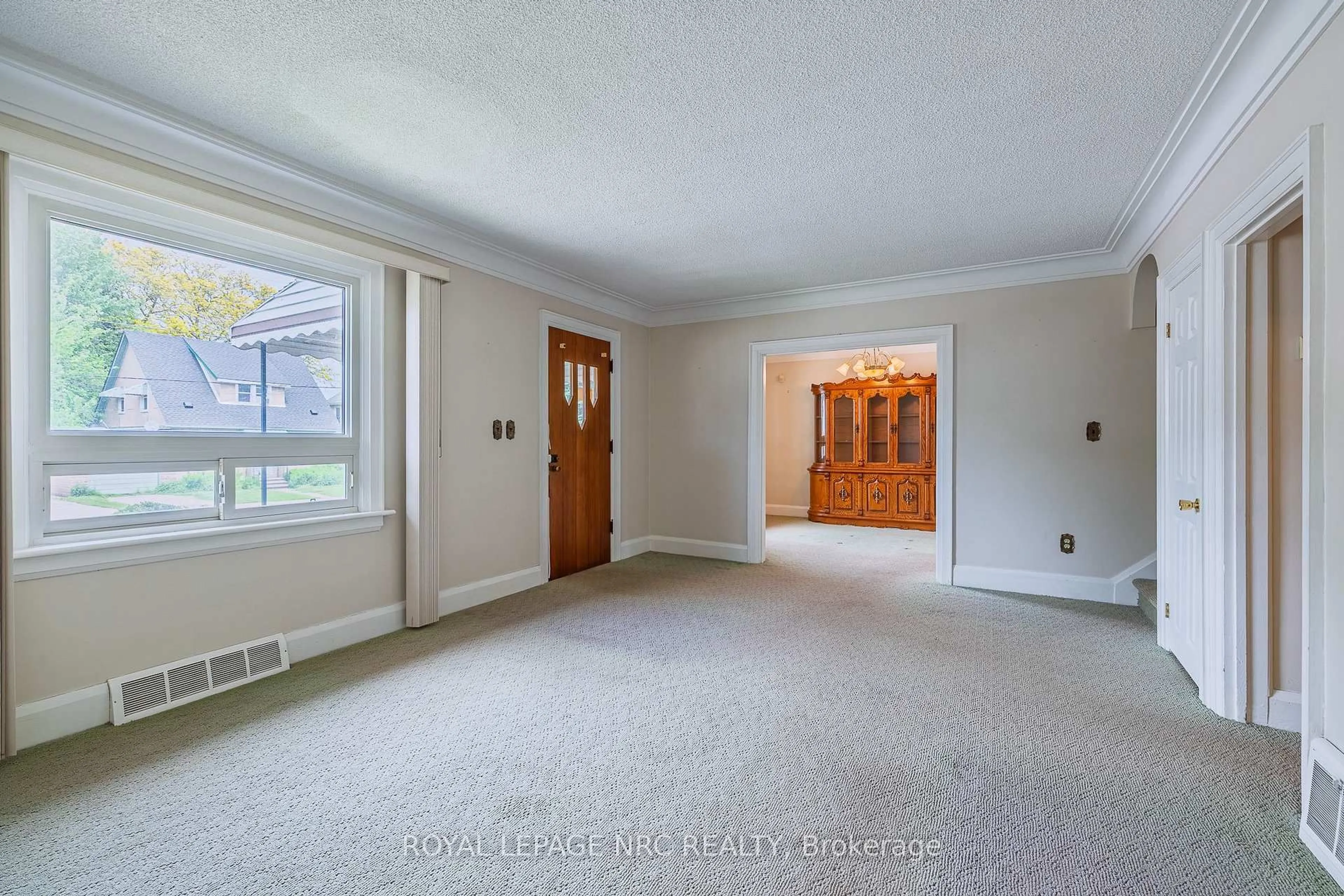 A pic of a room for 5742 Robinson St, Niagara Falls Ontario L2G 2B2