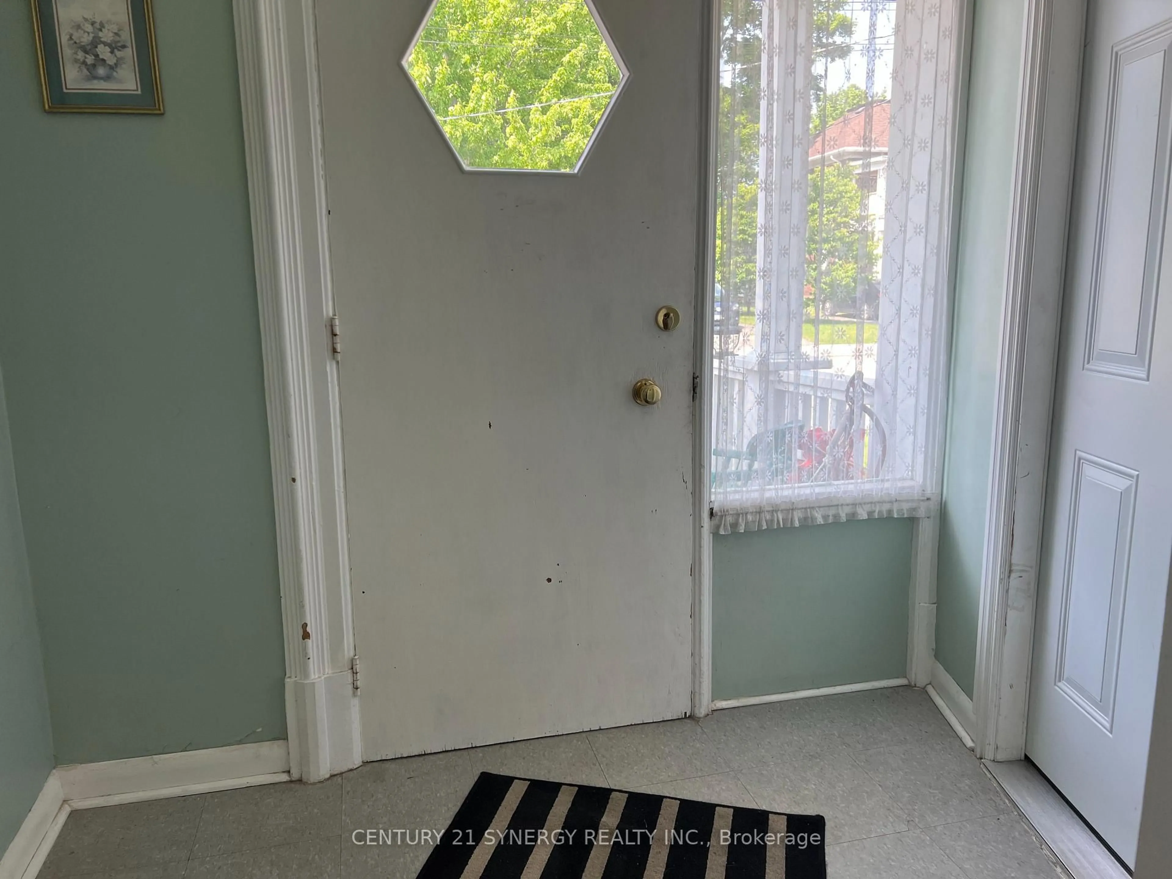 Indoor entryway for 9 Strathcona St, Smiths Falls Ontario K7A 1V7