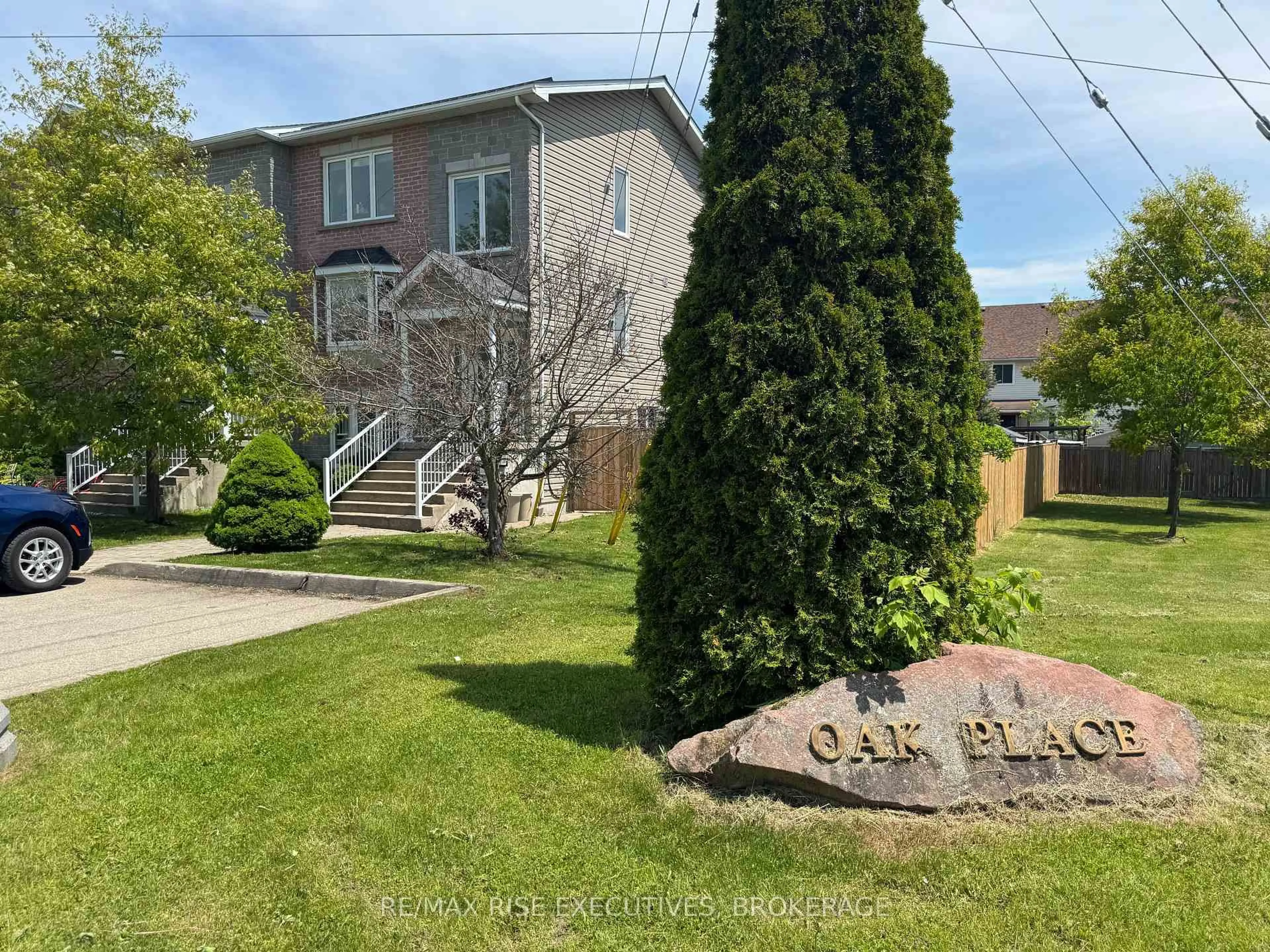 A pic from outside/outdoor area/front of a property/back of a property/a pic from drone, street for 211 OAK St, Gananoque Ontario K7G 2R5