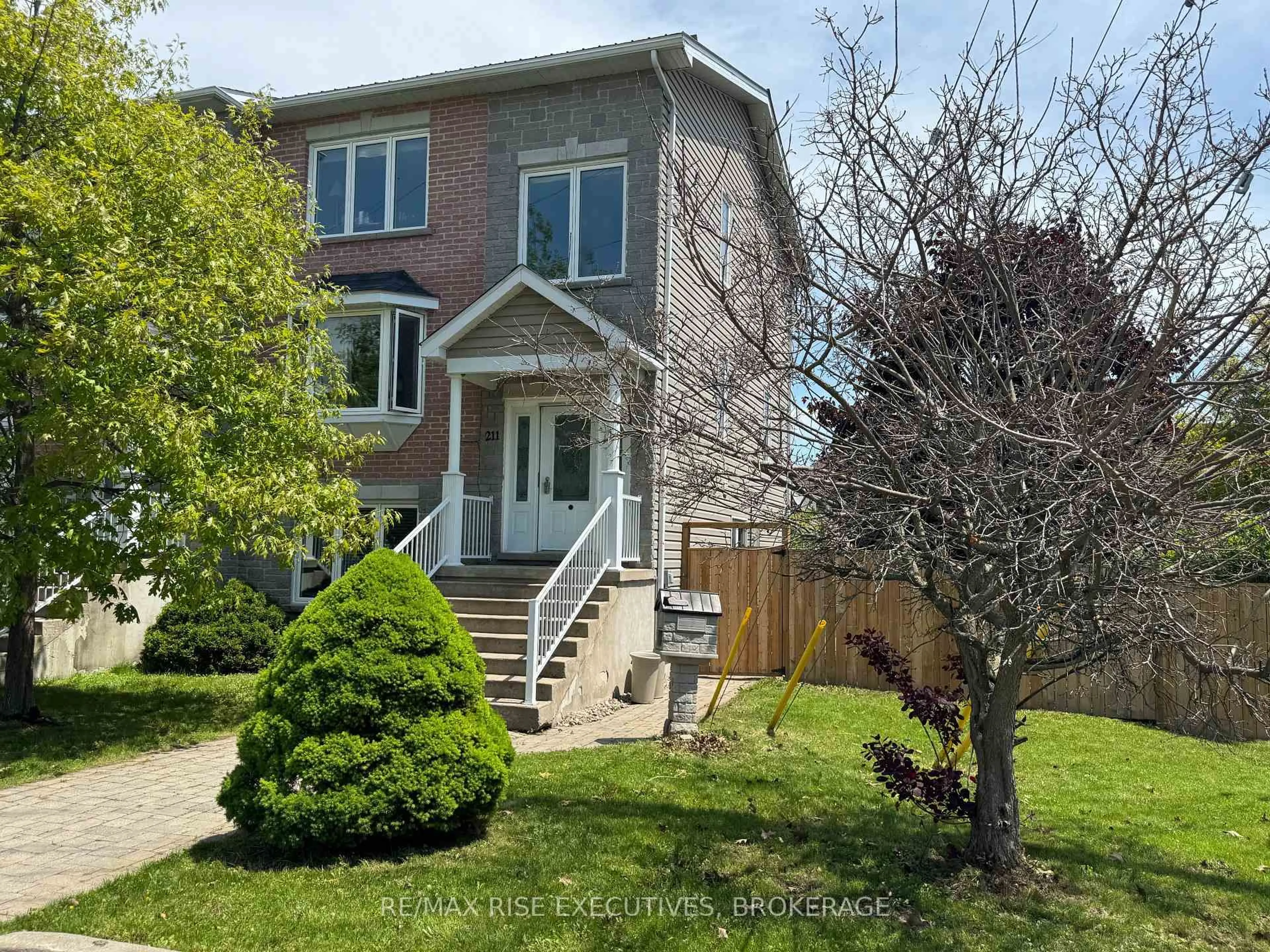 Unknown for 211 OAK St, Gananoque Ontario K7G 2R5