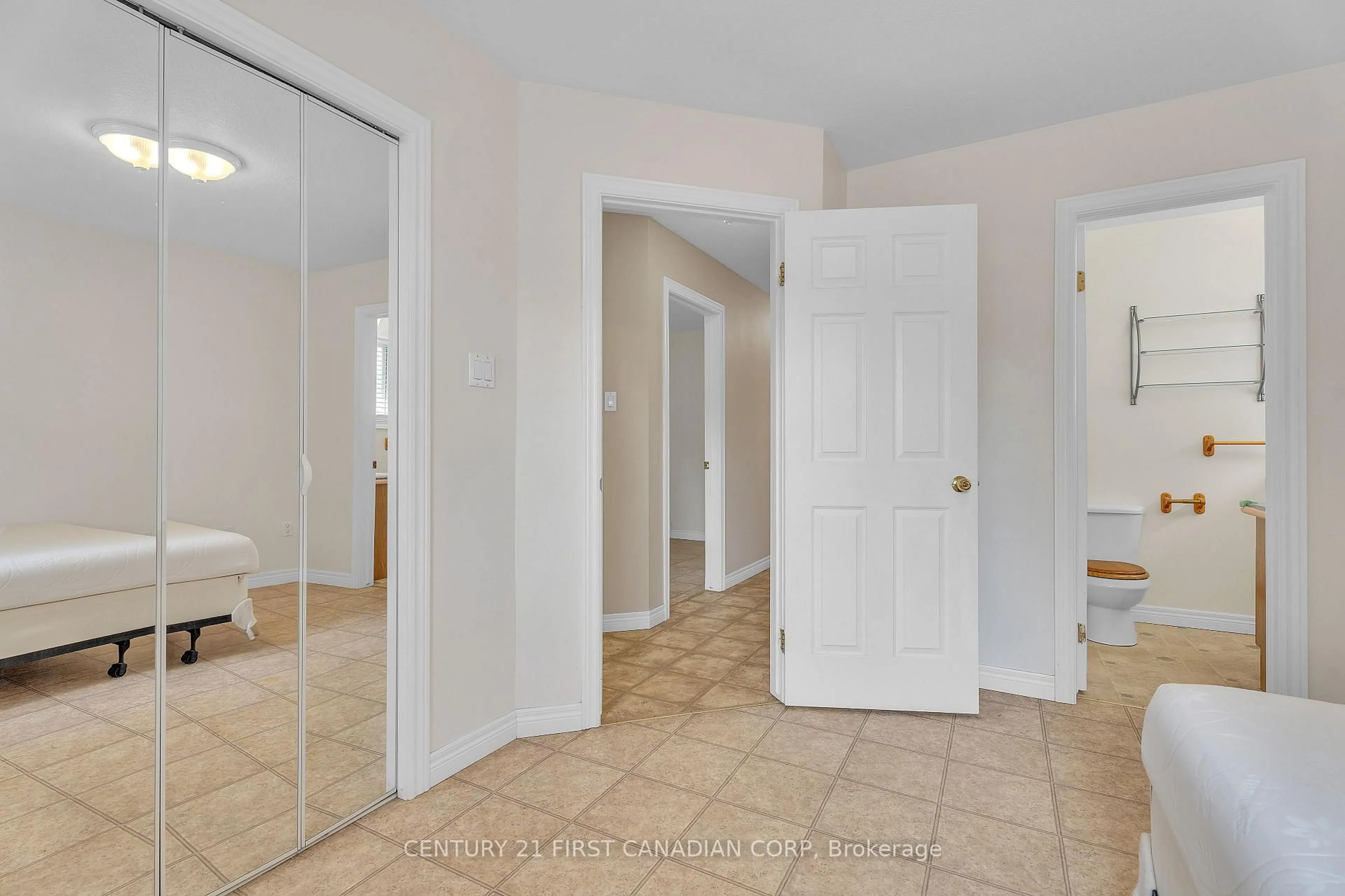 Indoor entryway for 567 Sprucewood Dr, London North Ontario N5X 4J5