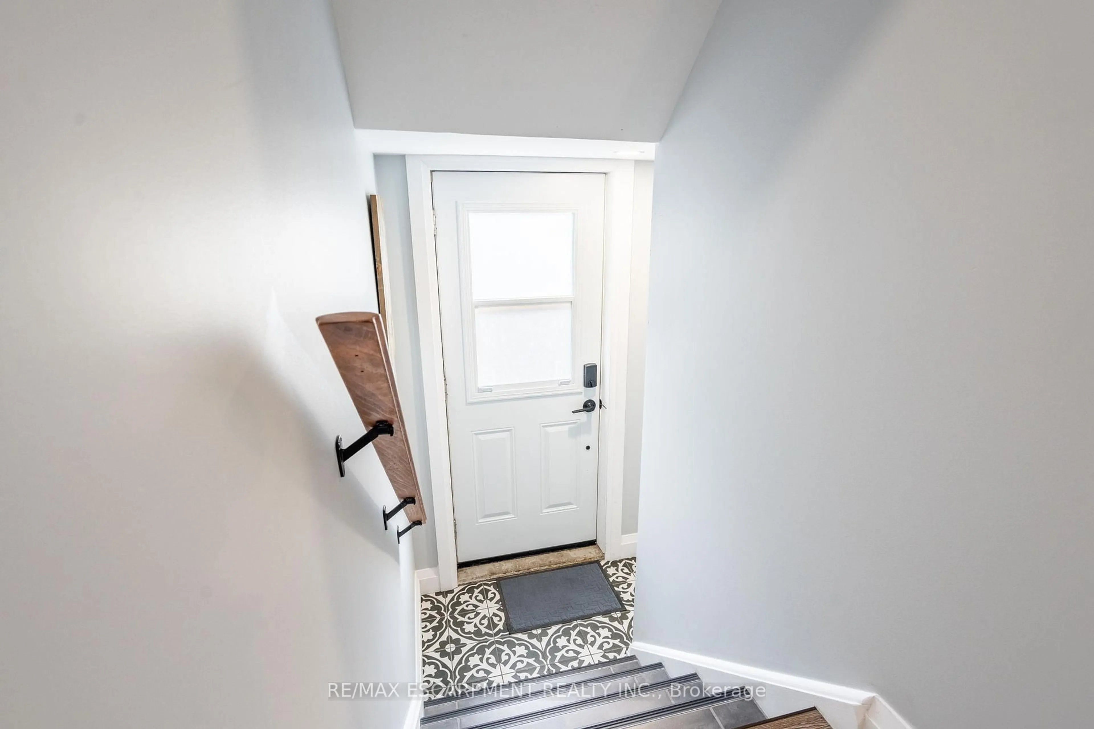 Indoor entryway for 55 Harmony Ave, Hamilton Ontario L8H 4X3