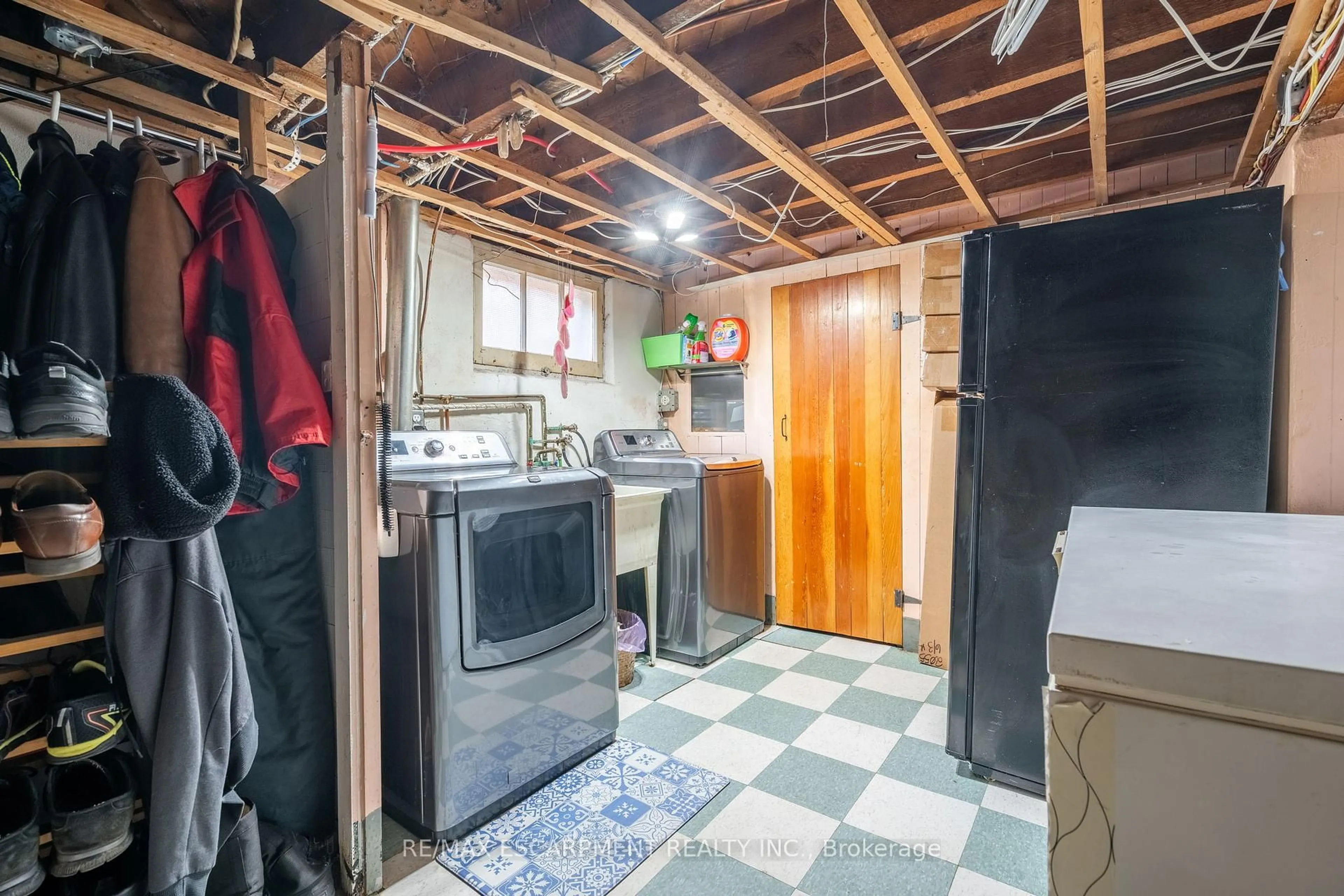Laundry room for 55 Harmony Ave, Hamilton Ontario L8H 4X3