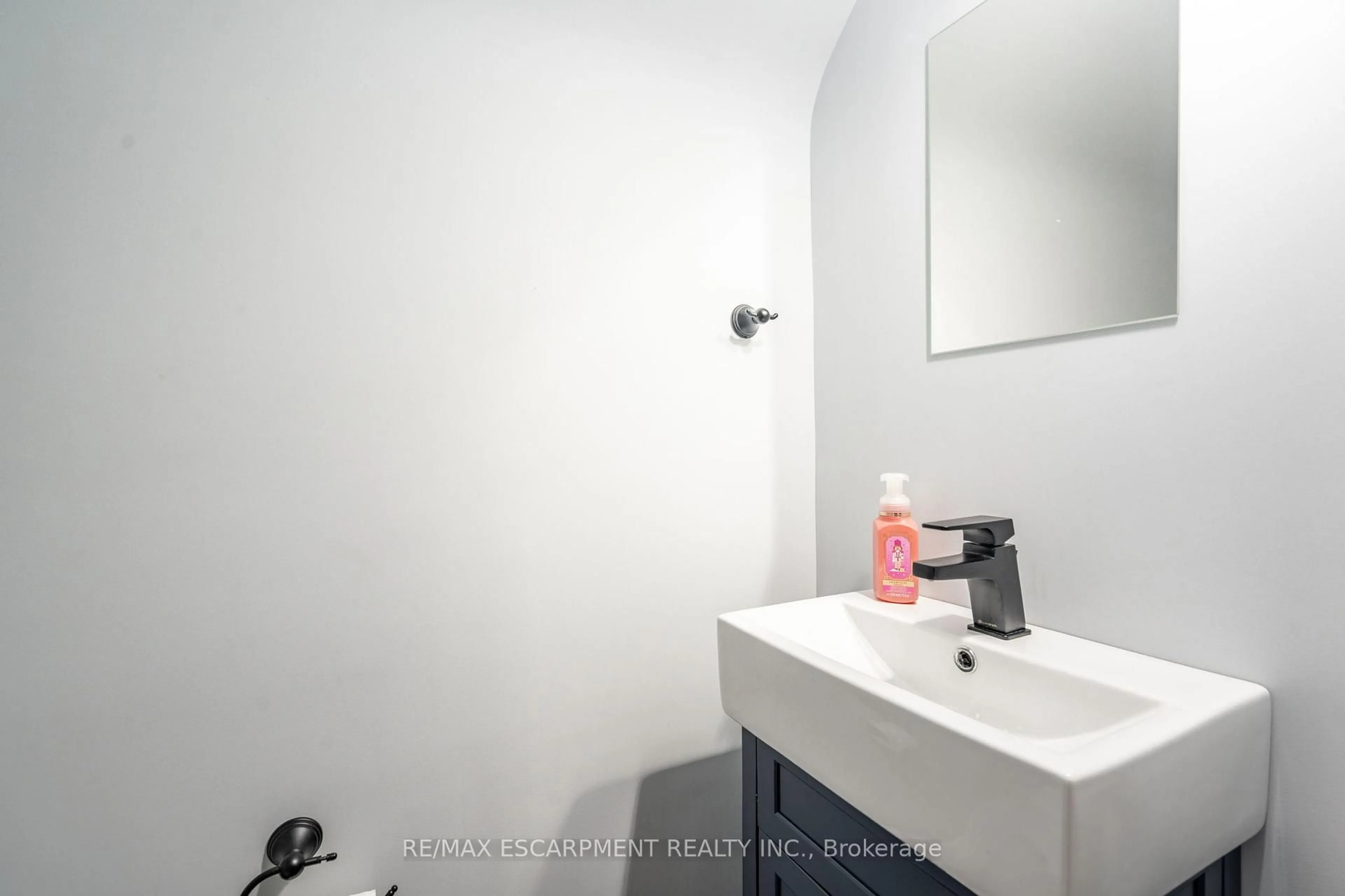 Standard bathroom, unknown for 55 Harmony Ave, Hamilton Ontario L8H 4X3