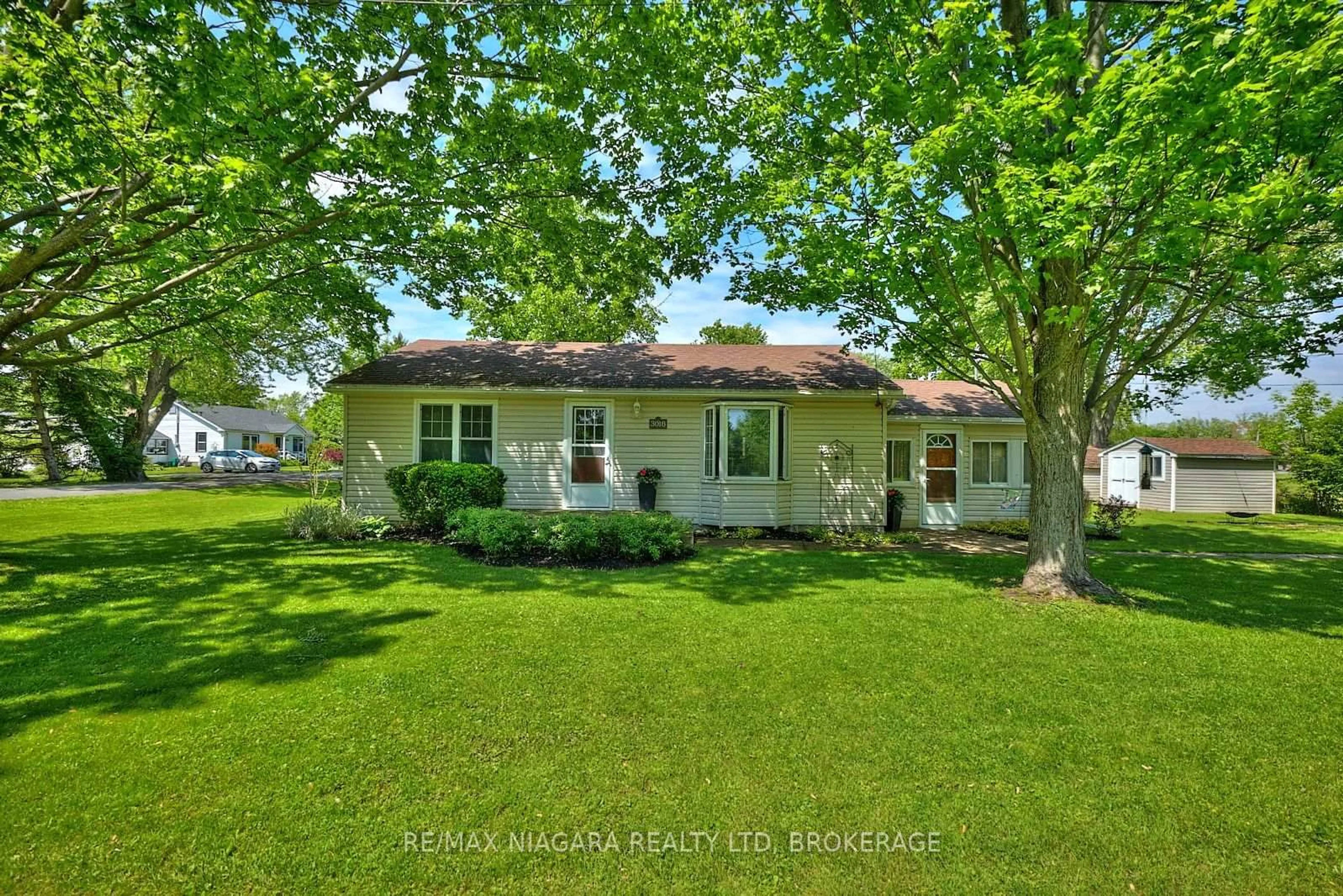 Home with vinyl exterior material, street for 3018 Jewell Ave, Fort Erie Ontario L0S 1N0