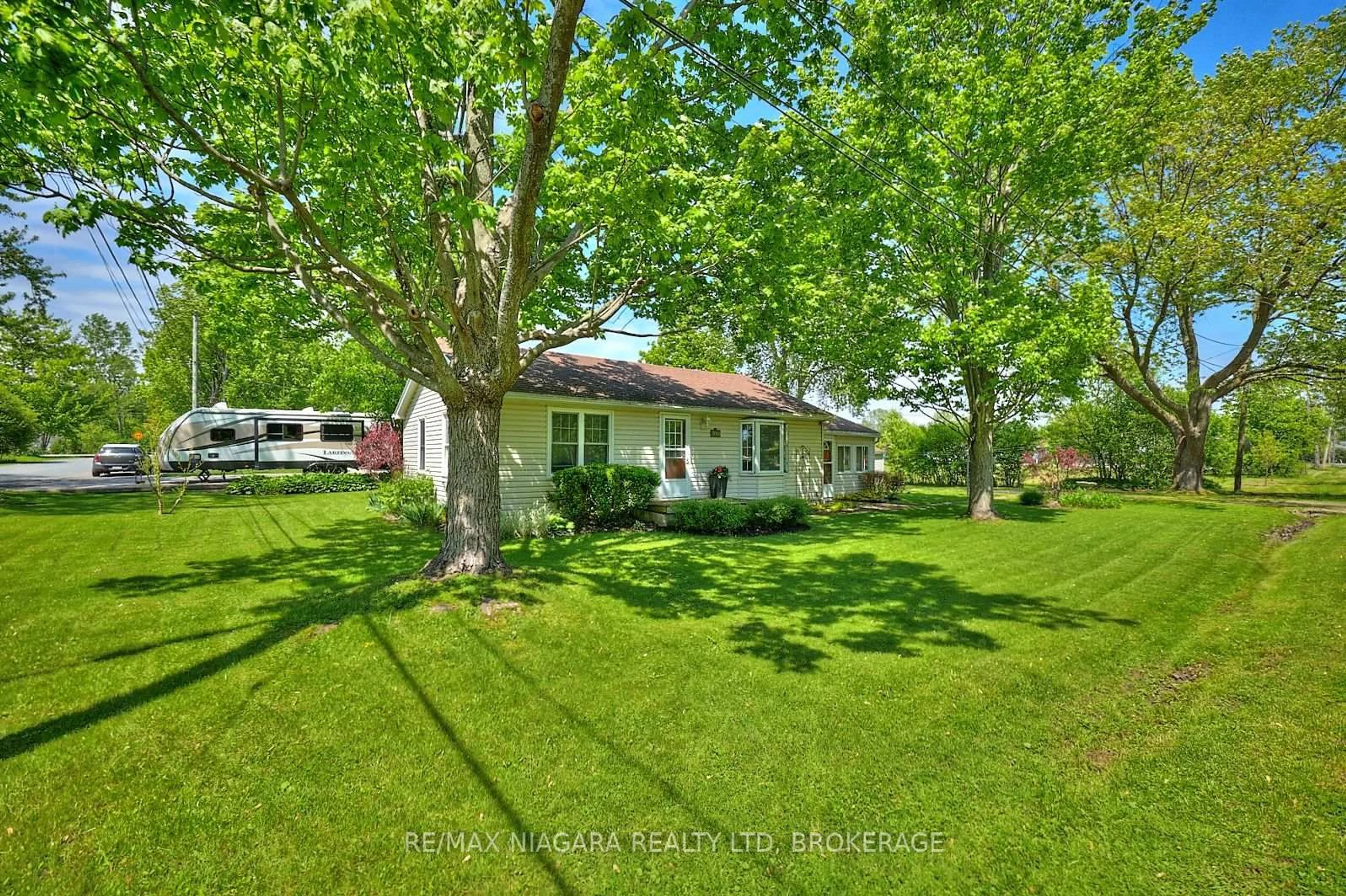 A pic from outside/outdoor area/front of a property/back of a property/a pic from drone, street for 3018 Jewell Ave, Fort Erie Ontario L0S 1N0