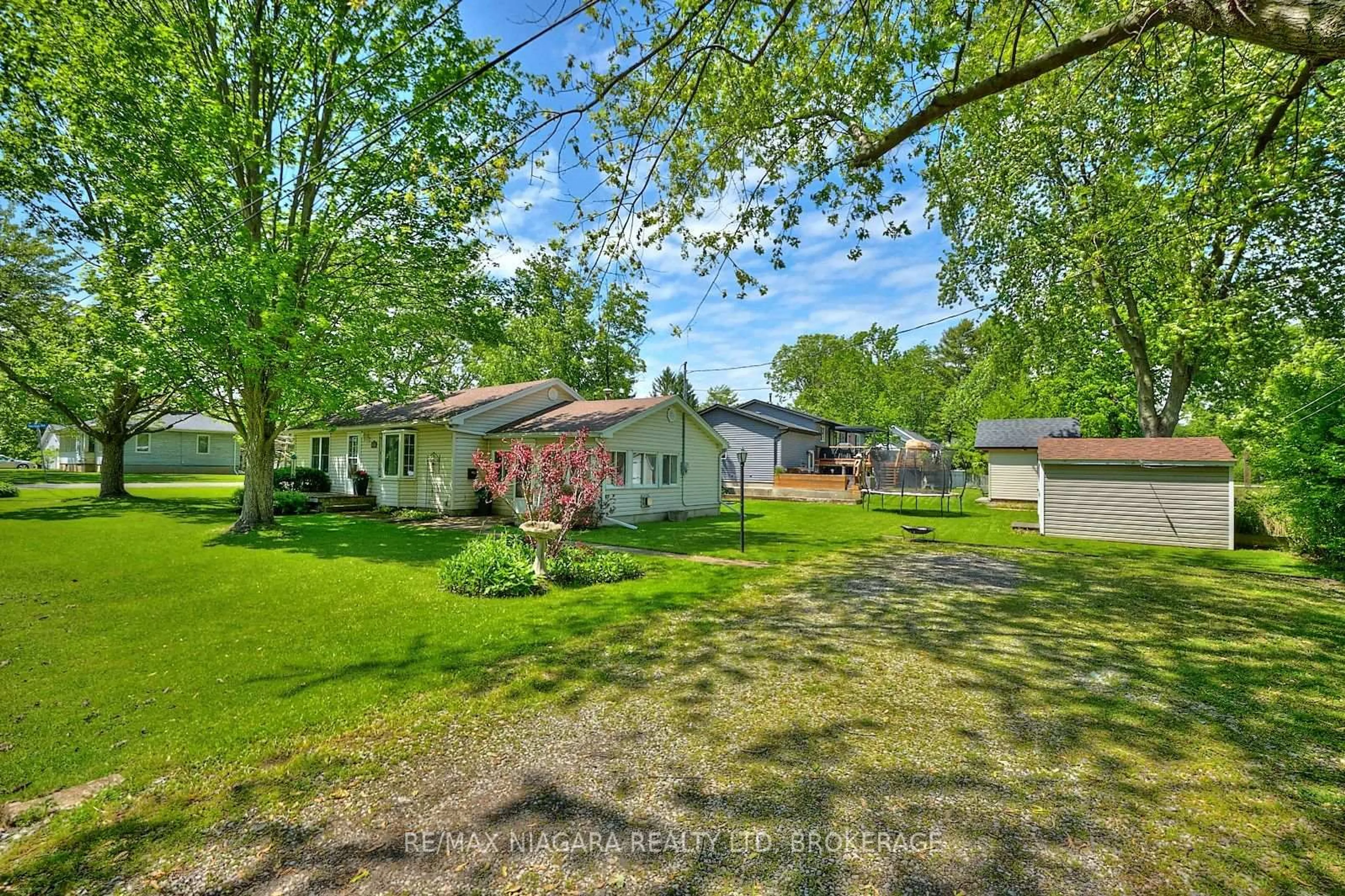A pic from outside/outdoor area/front of a property/back of a property/a pic from drone, street for 3018 Jewell Ave, Fort Erie Ontario L0S 1N0