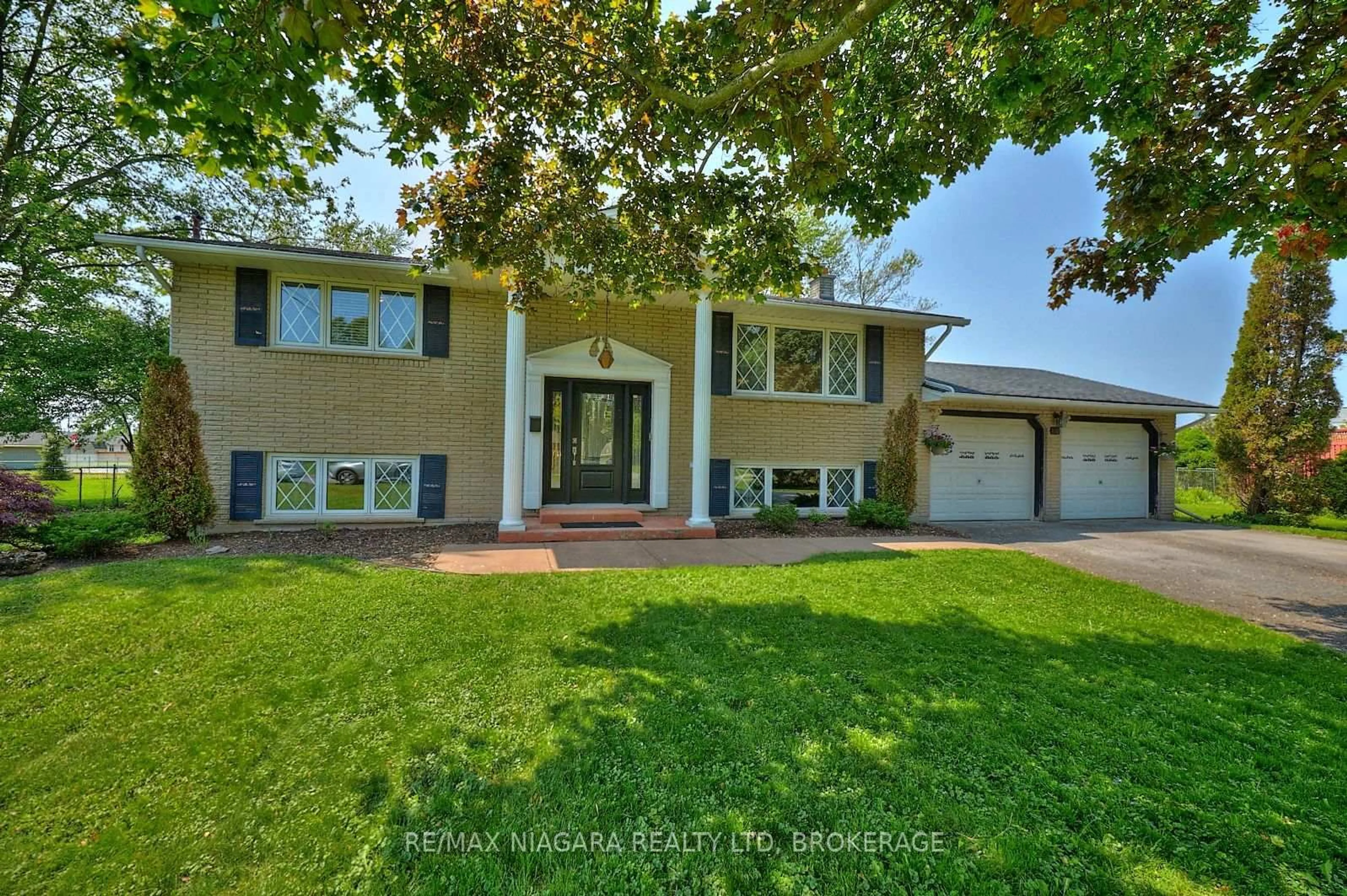 Home with vinyl exterior material, street for 1129 Manning Crt, Fort Erie Ontario L2A 5P7