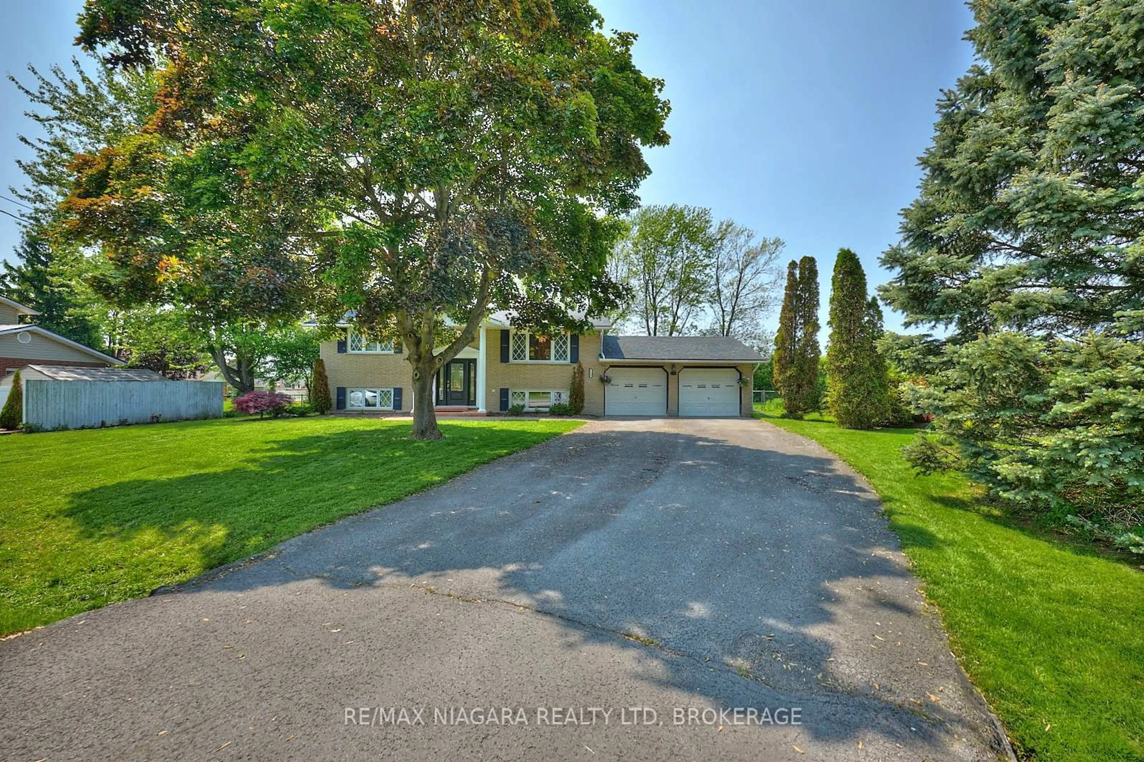 A pic from outside/outdoor area/front of a property/back of a property/a pic from drone, water/lake/river/ocean view for 1129 Manning Crt, Fort Erie Ontario L2A 5P7