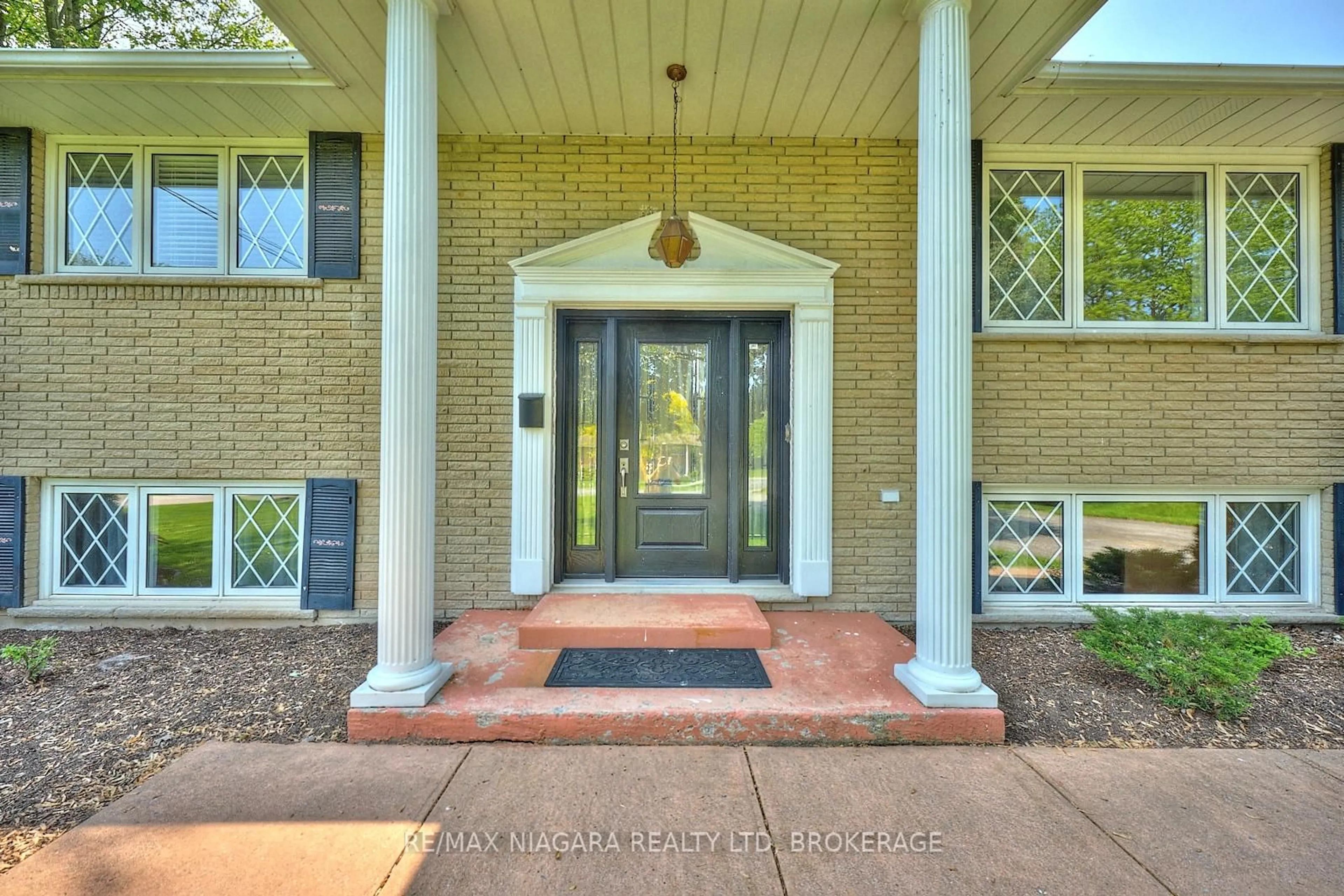 Indoor entryway for 1129 Manning Crt, Fort Erie Ontario L2A 5P7