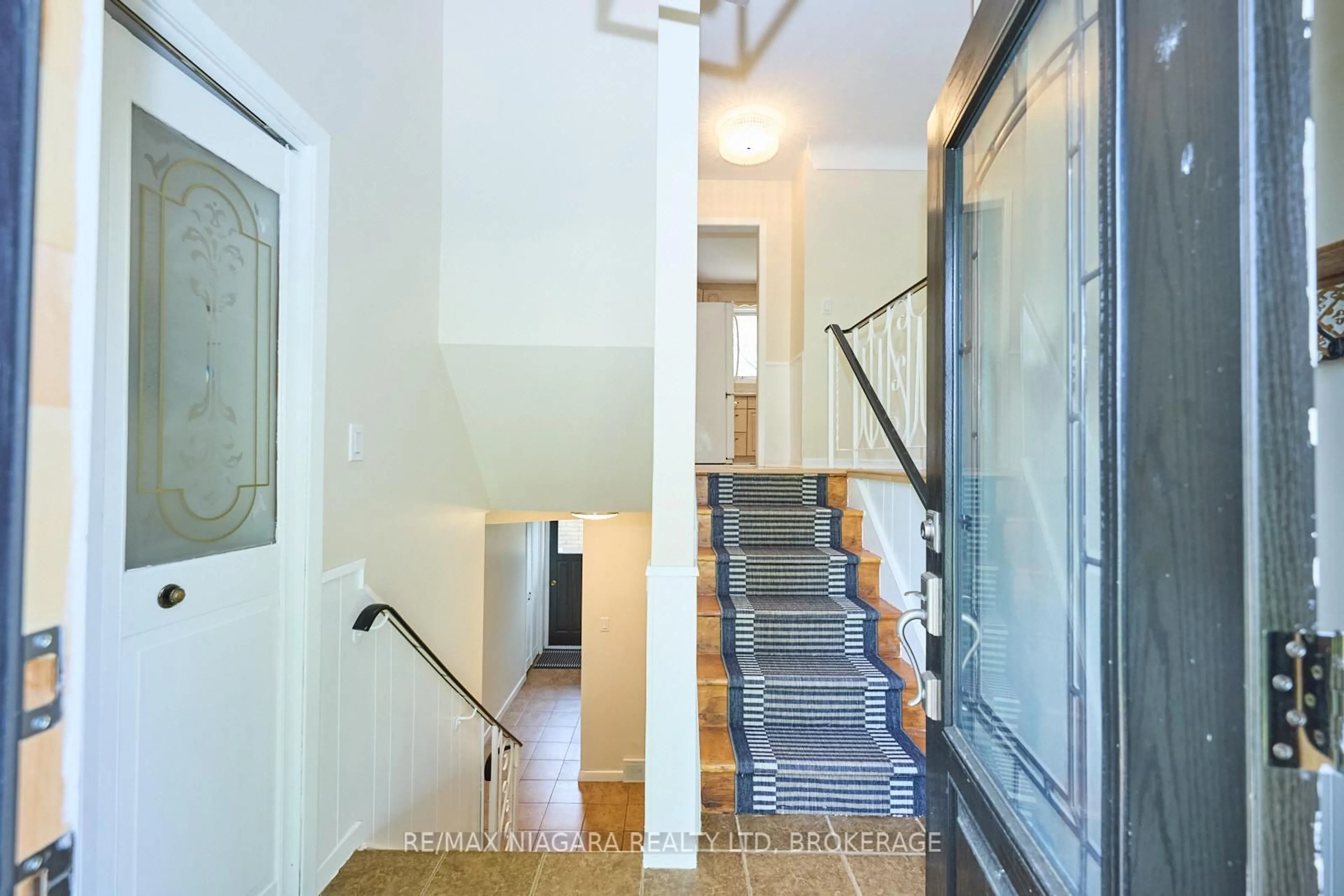 Indoor foyer for 1129 Manning Crt, Fort Erie Ontario L2A 5P7