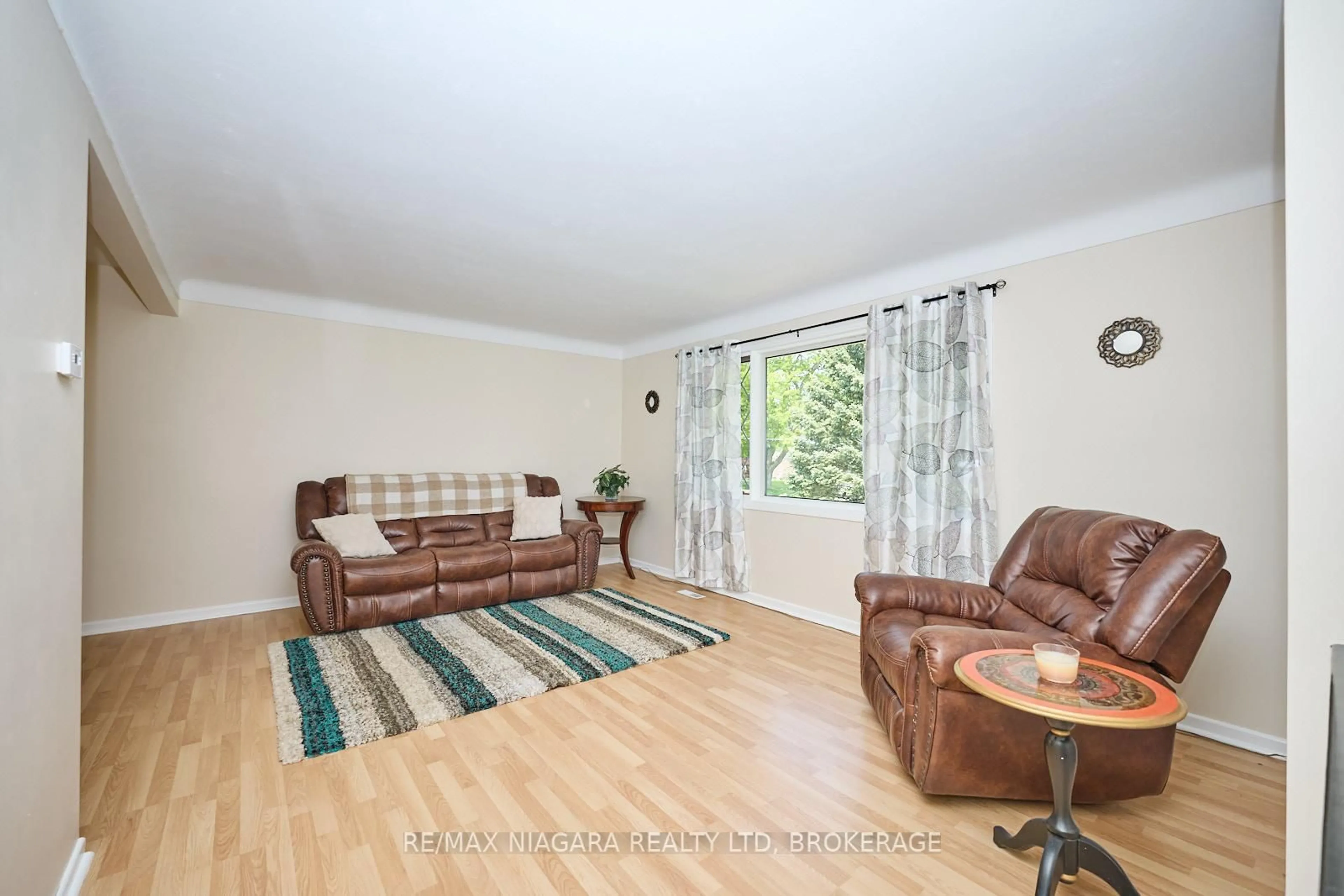 Living room with furniture, wood/laminate floor for 1129 Manning Crt, Fort Erie Ontario L2A 5P7