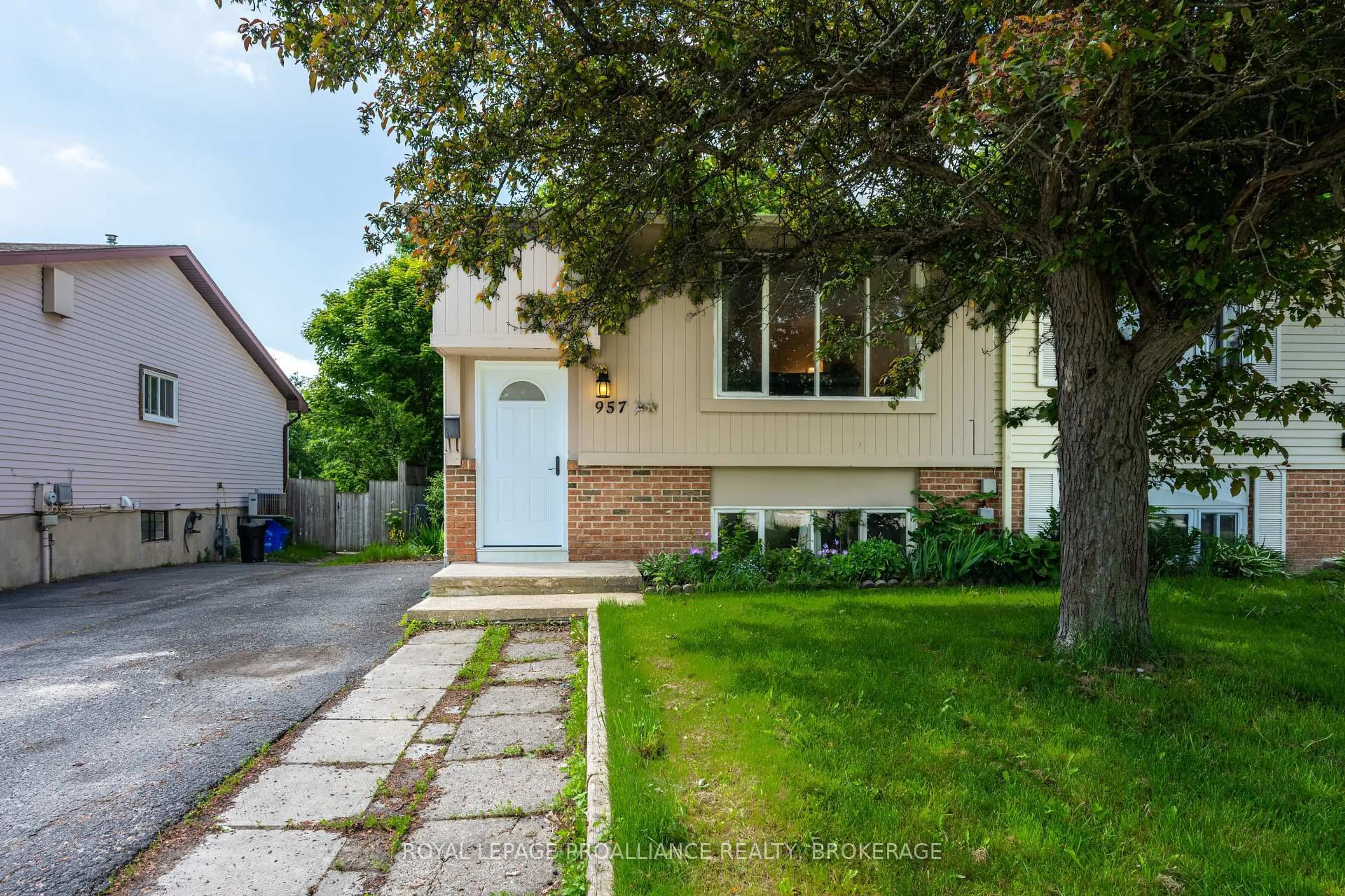 Unknown for 957 Old Colony Rd, Kingston Ontario K7P 1H5