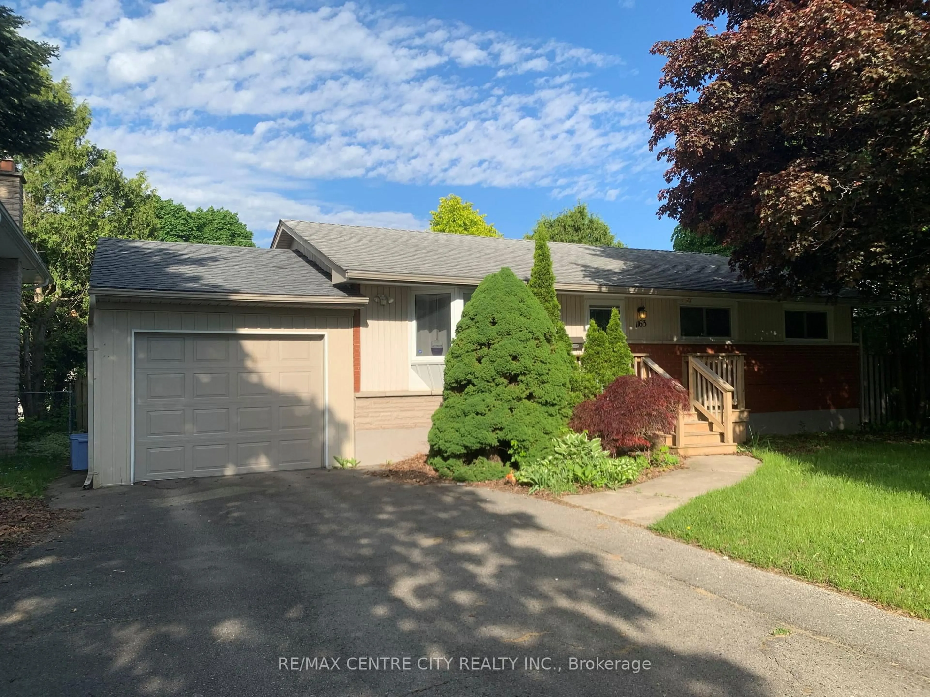 A pic from outside/outdoor area/front of a property/back of a property/a pic from drone, street for 1163 Farnsborough Cres, London East Ontario N5V 2L7