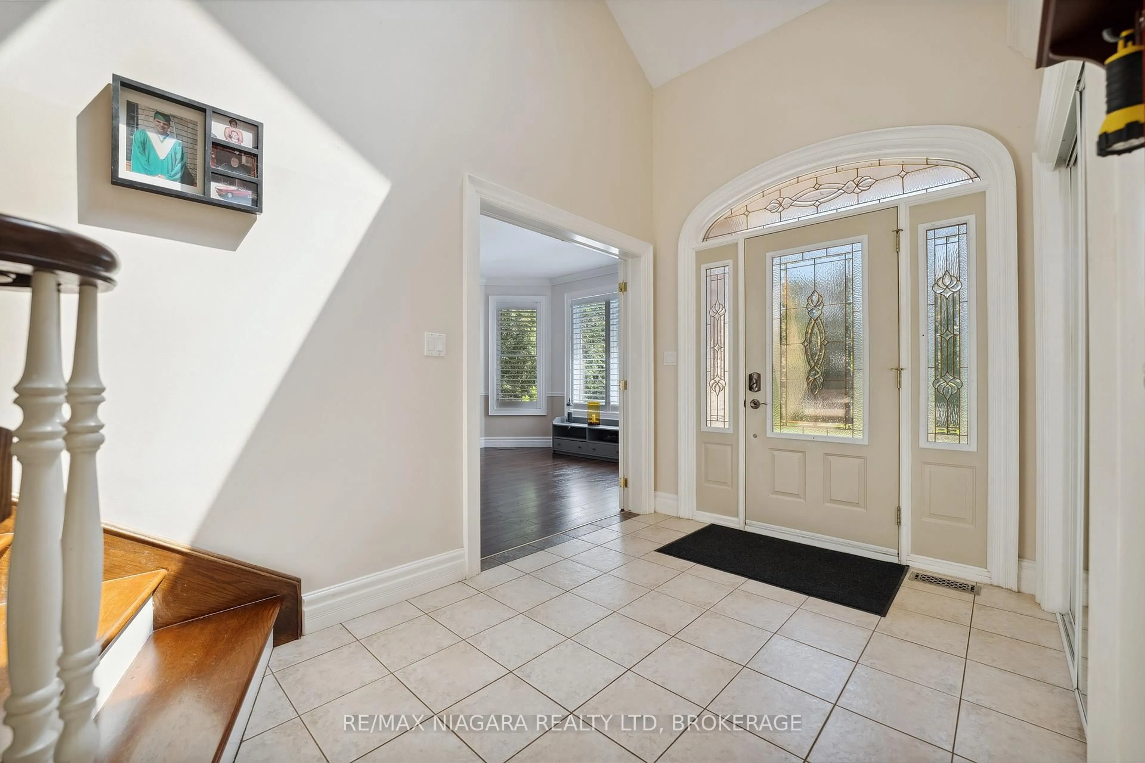 Indoor entryway for 1673 St. Paul St, St. Catharines Ontario L2R 6P7