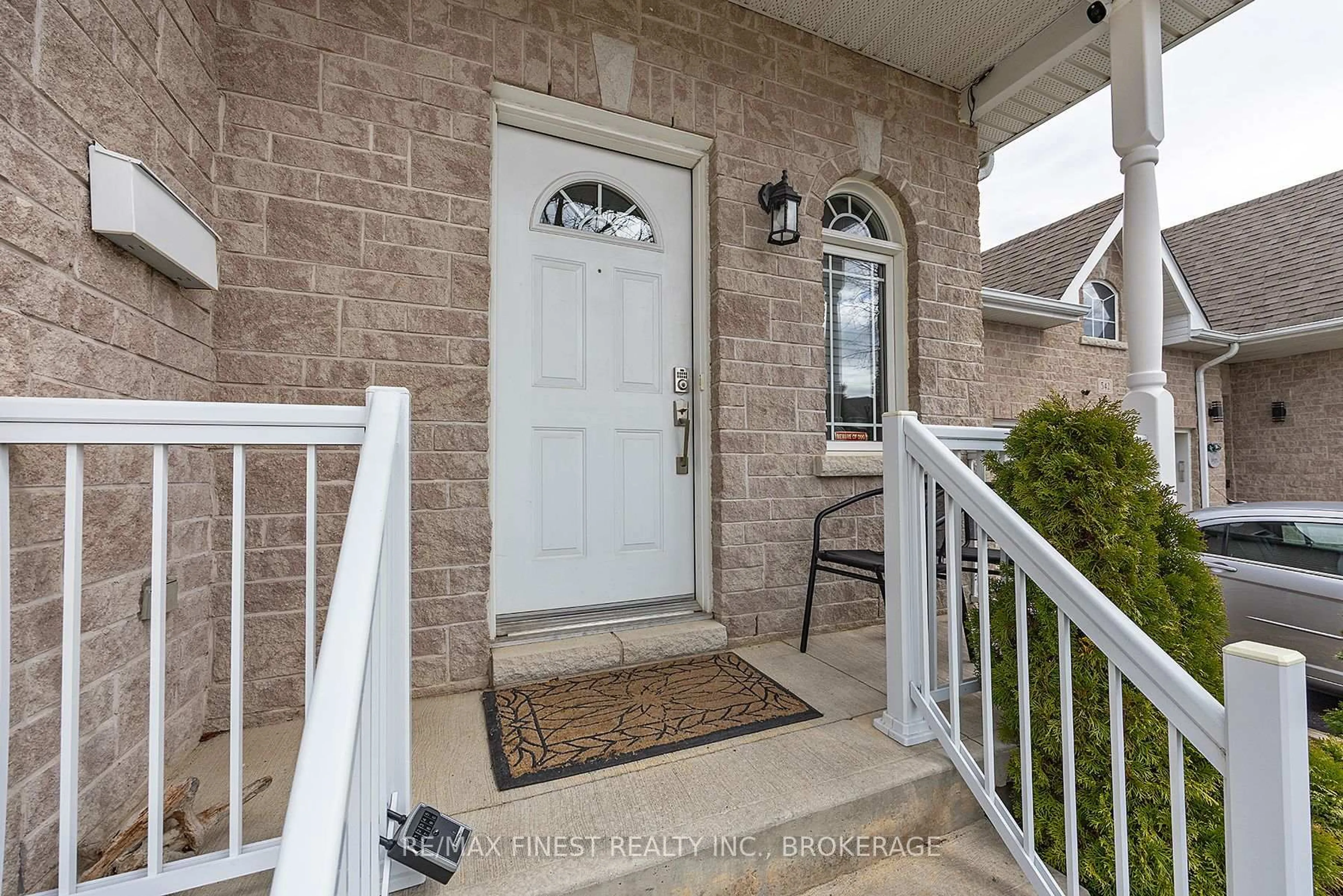 Indoor entryway for 538 Nora Crt, Kingston Ontario K7M 1Y1