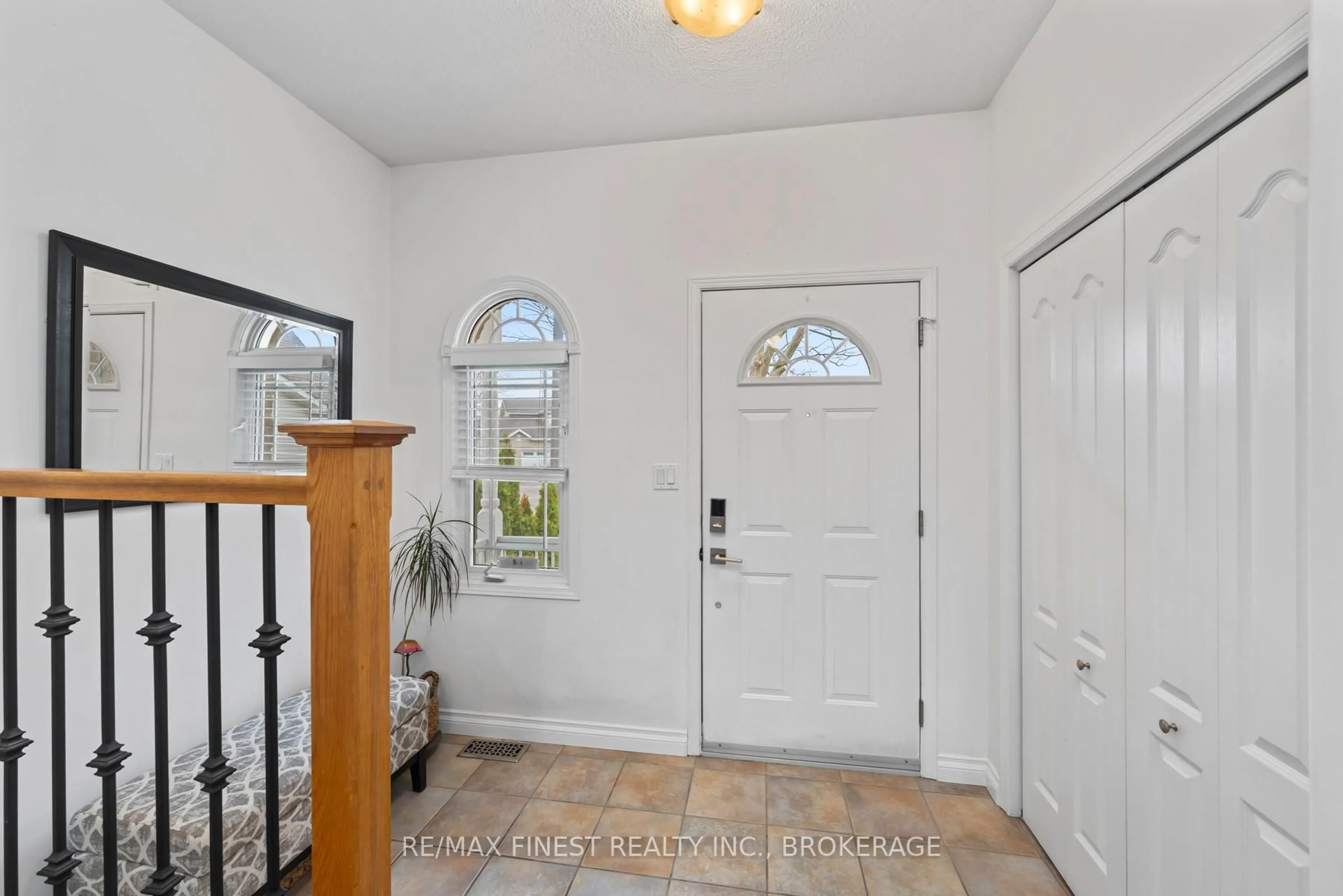 Indoor entryway for 538 Nora Crt, Kingston Ontario K7M 1Y1