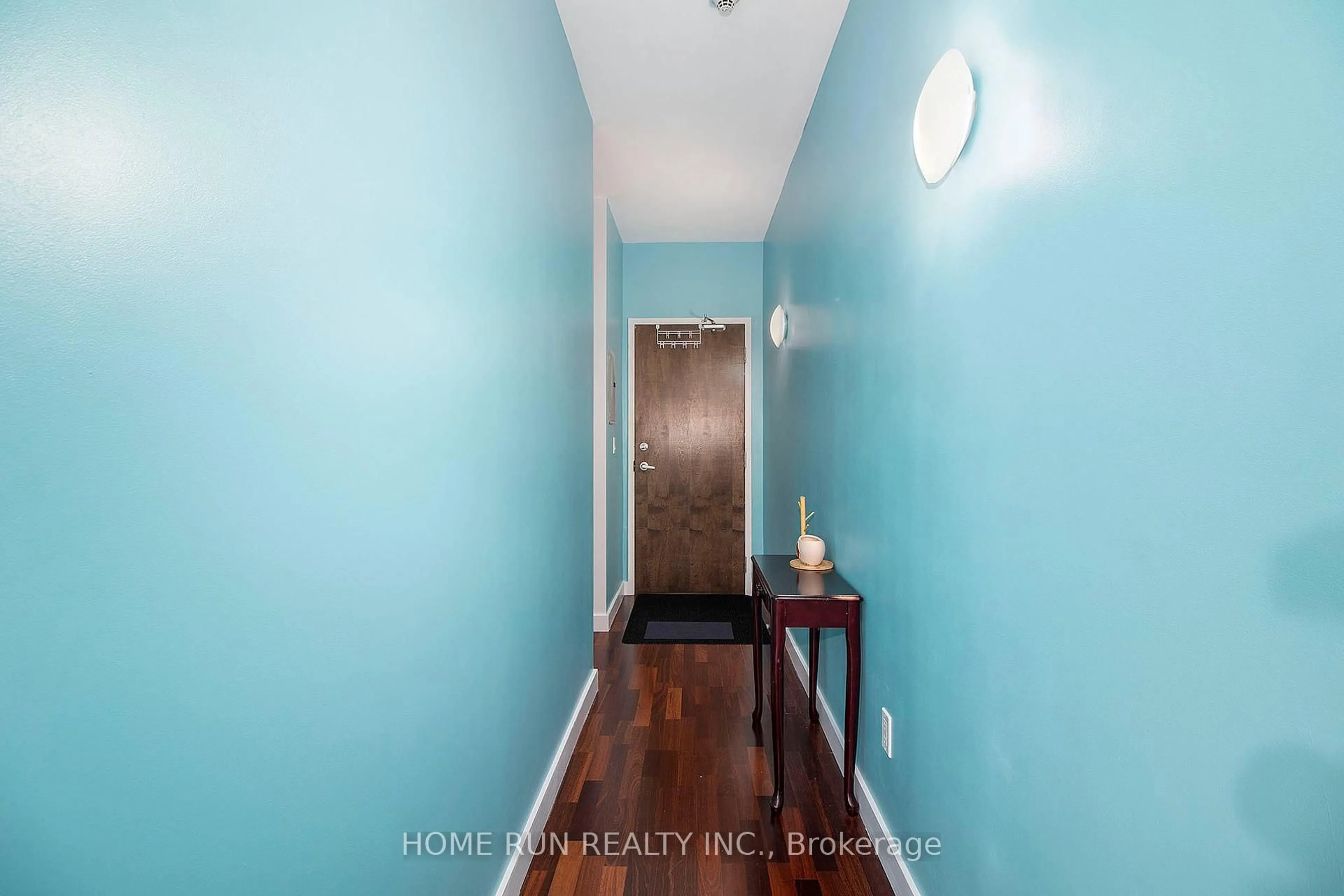 Indoor entryway for 383 Cumberland St #202, Ottawa Ontario K1N 1J7